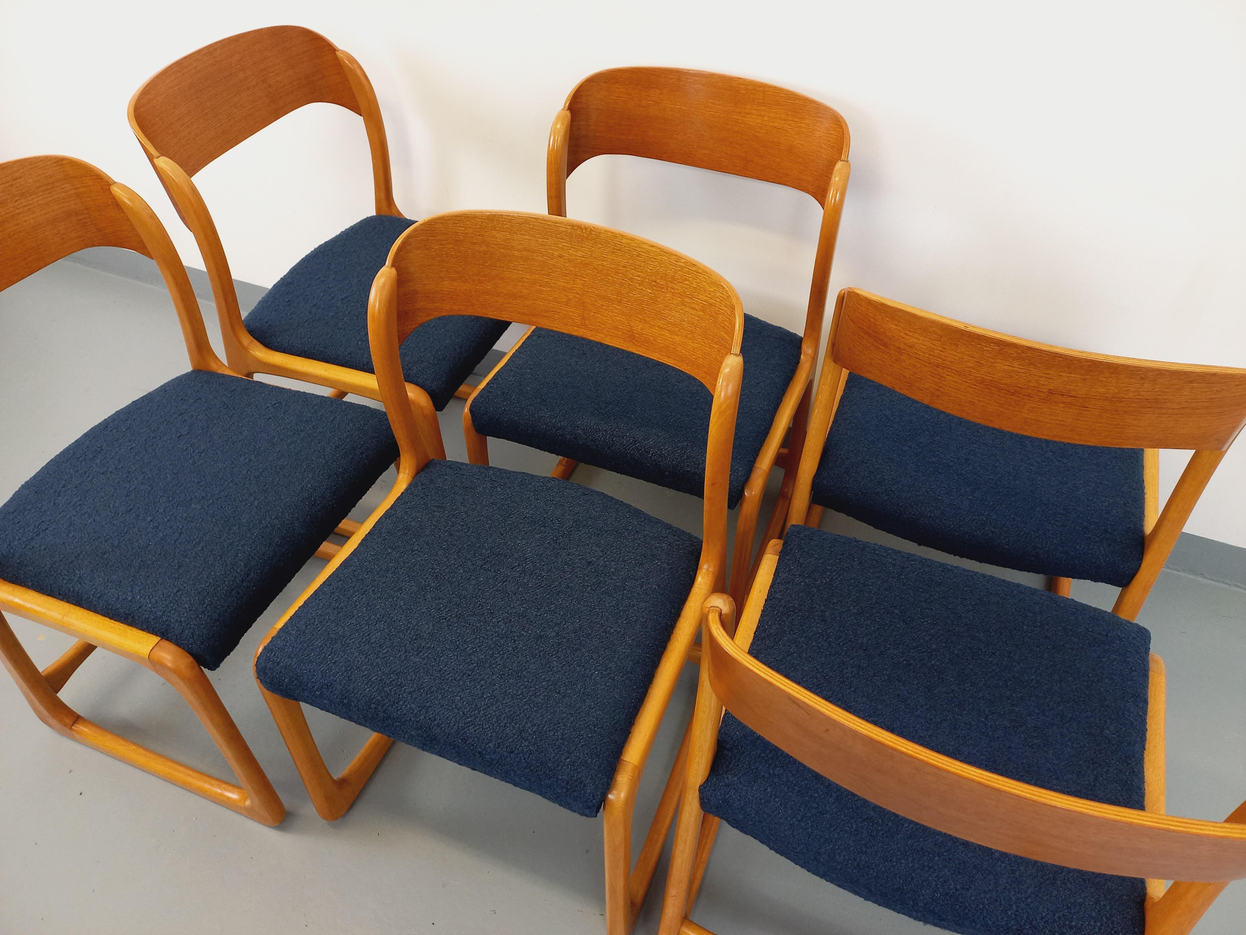 Suite de 6 chaises traîneau vintage de marque Baumann en bois et tissu bouclette 12
