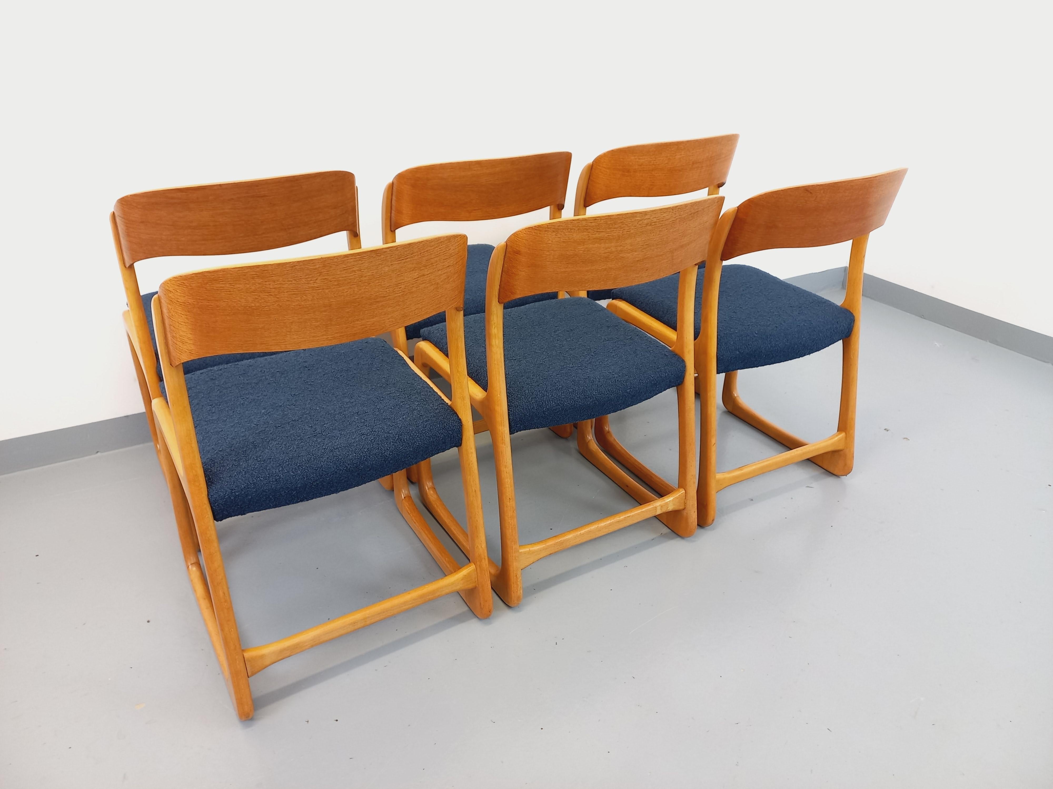 6 chaises traîneau Baumann en bois clair, assises totalement rénovées en très joli tissu bouclette bleu foncé, confort ferme, modèle Bemole produit dans les années 70, très bon état général.
Ref 211 203
Hauteur : 81 cm
Largeur : 48 cm
Profondeur :