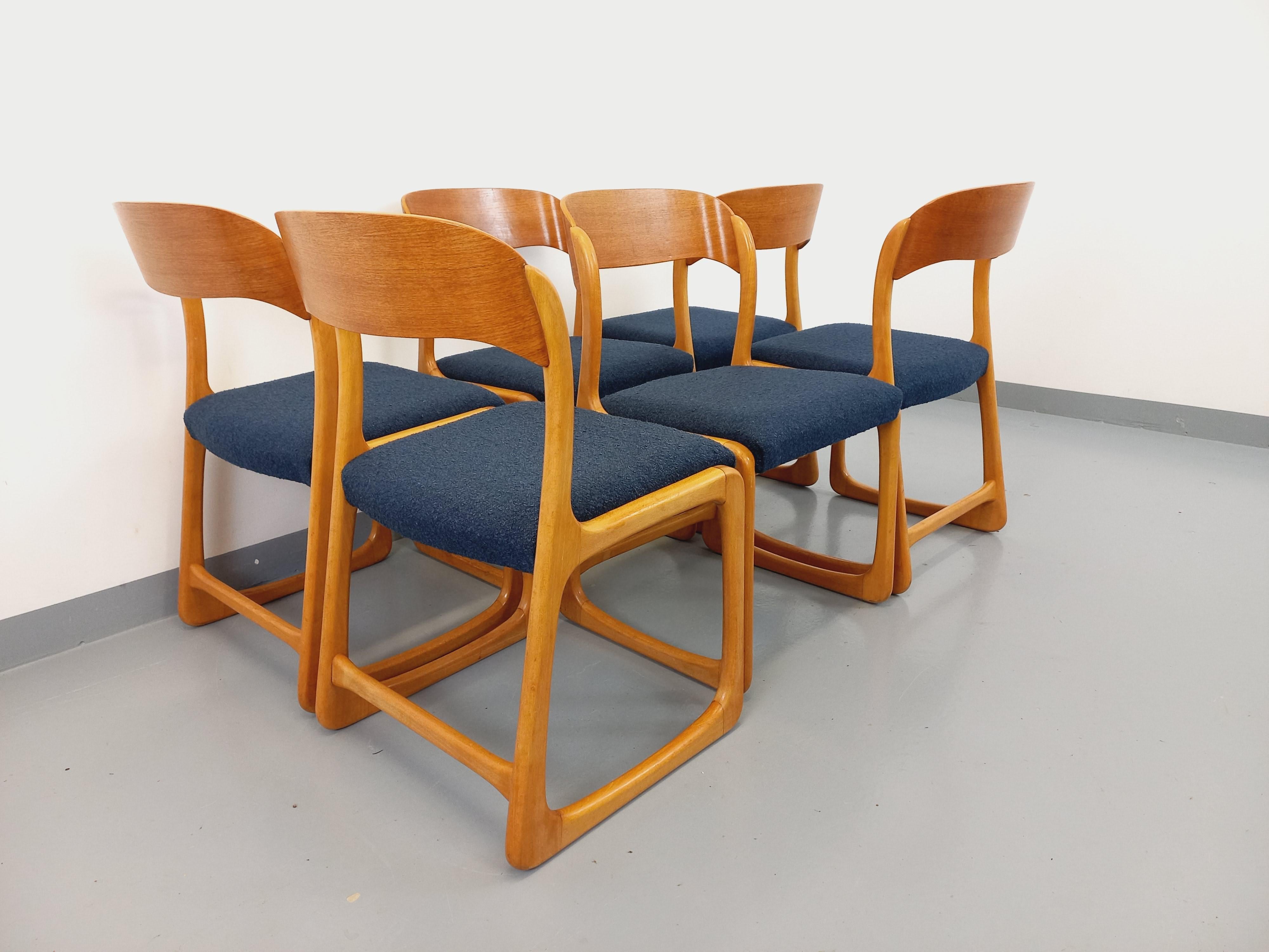 Suite de 6 chaises traîneau vintage de marque Baumann en bois et tissu bouclette 13