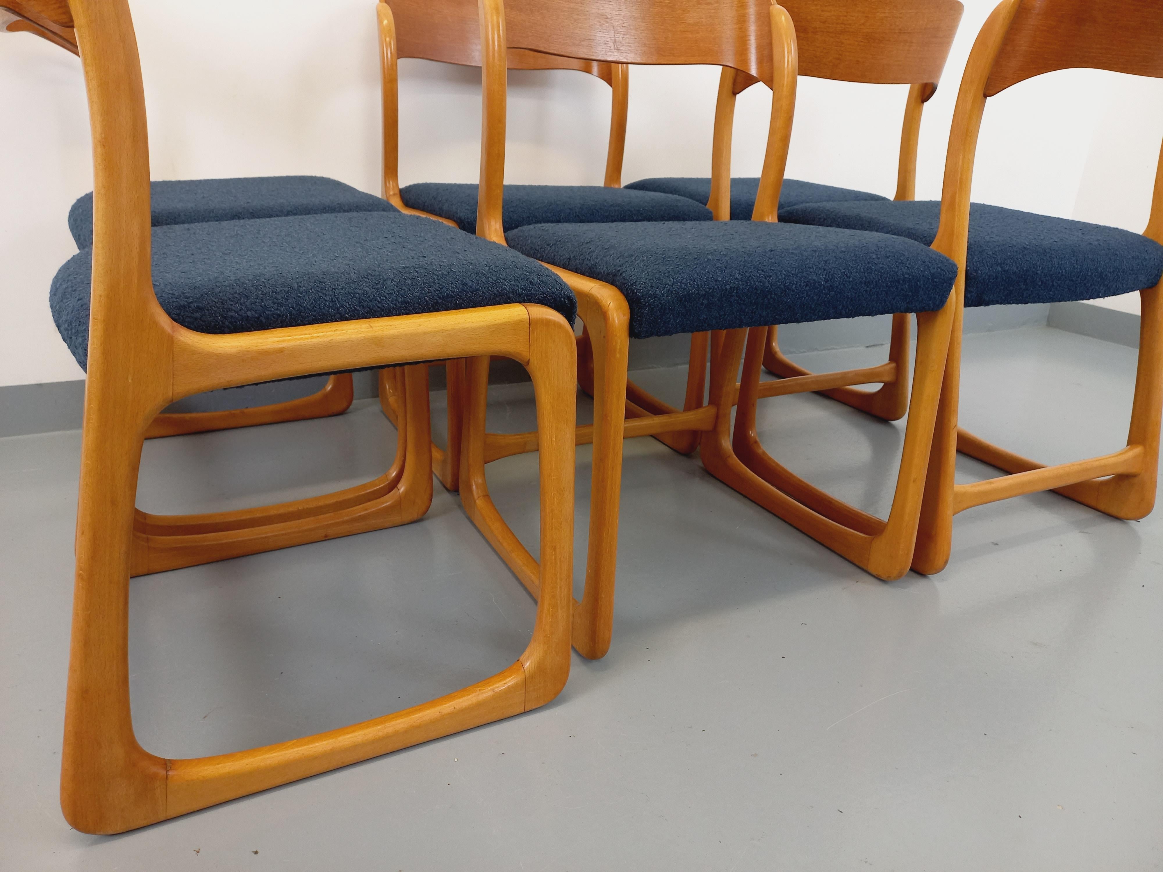 Mid-Century Modern Suite de 6 chaises traîneau vintage de marque Baumann en bois et tissu bouclette
