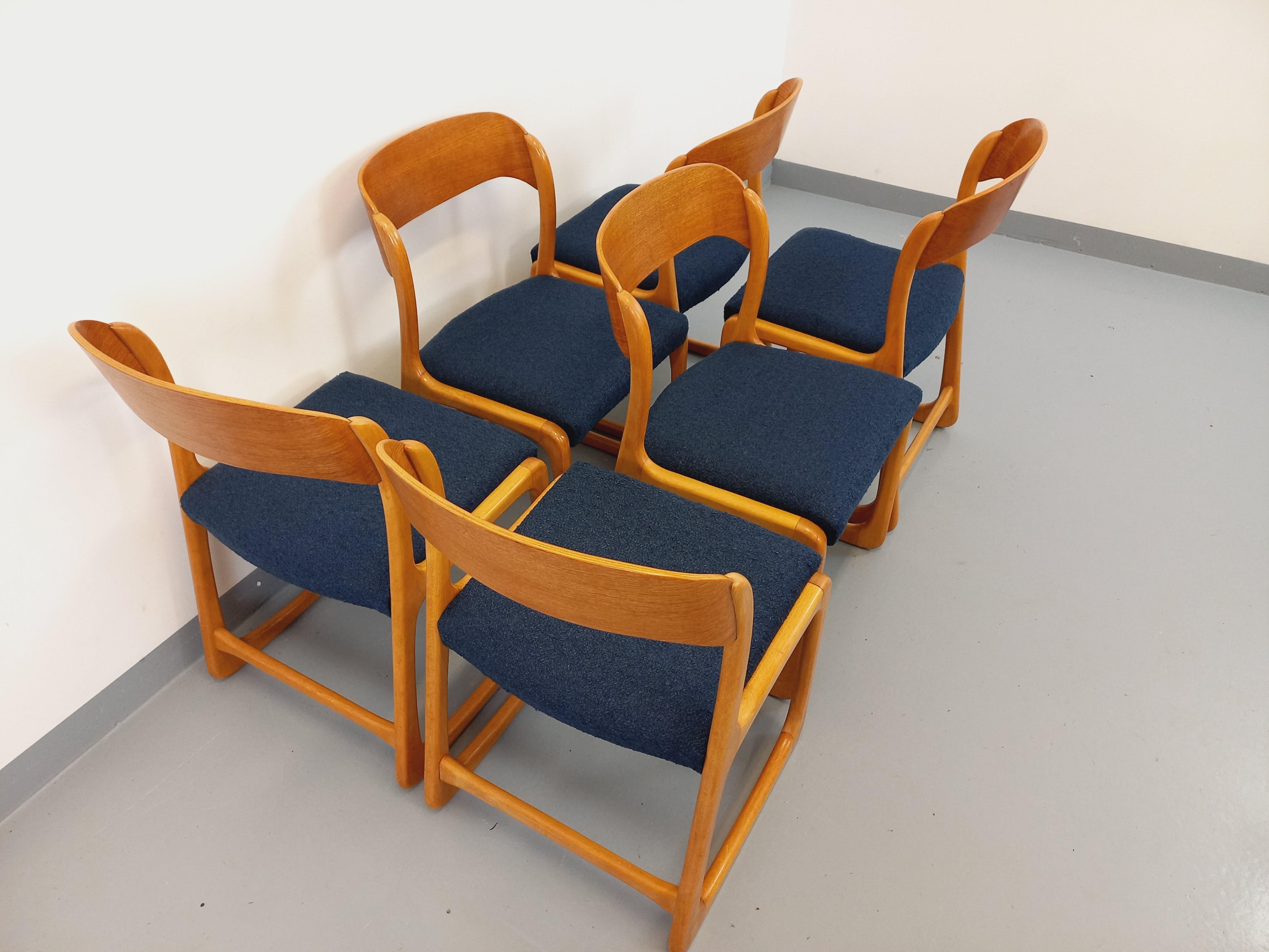 Suite de 6 chaises traîneau vintage de marque Baumann en bois et tissu bouclette In Good Condition In BESANÇON, FR