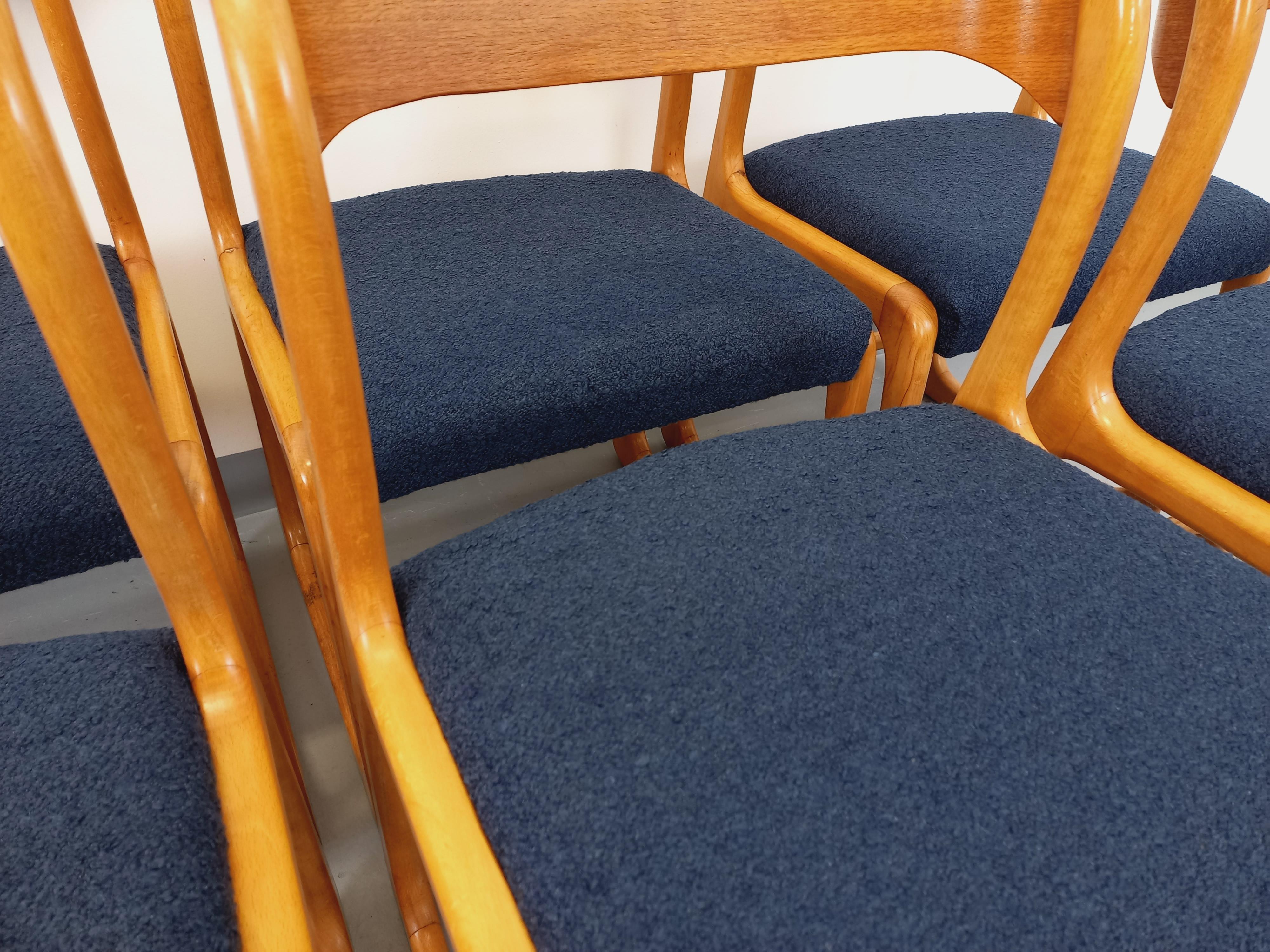 Wood Suite de 6 chaises traîneau vintage de marque Baumann en bois et tissu bouclette