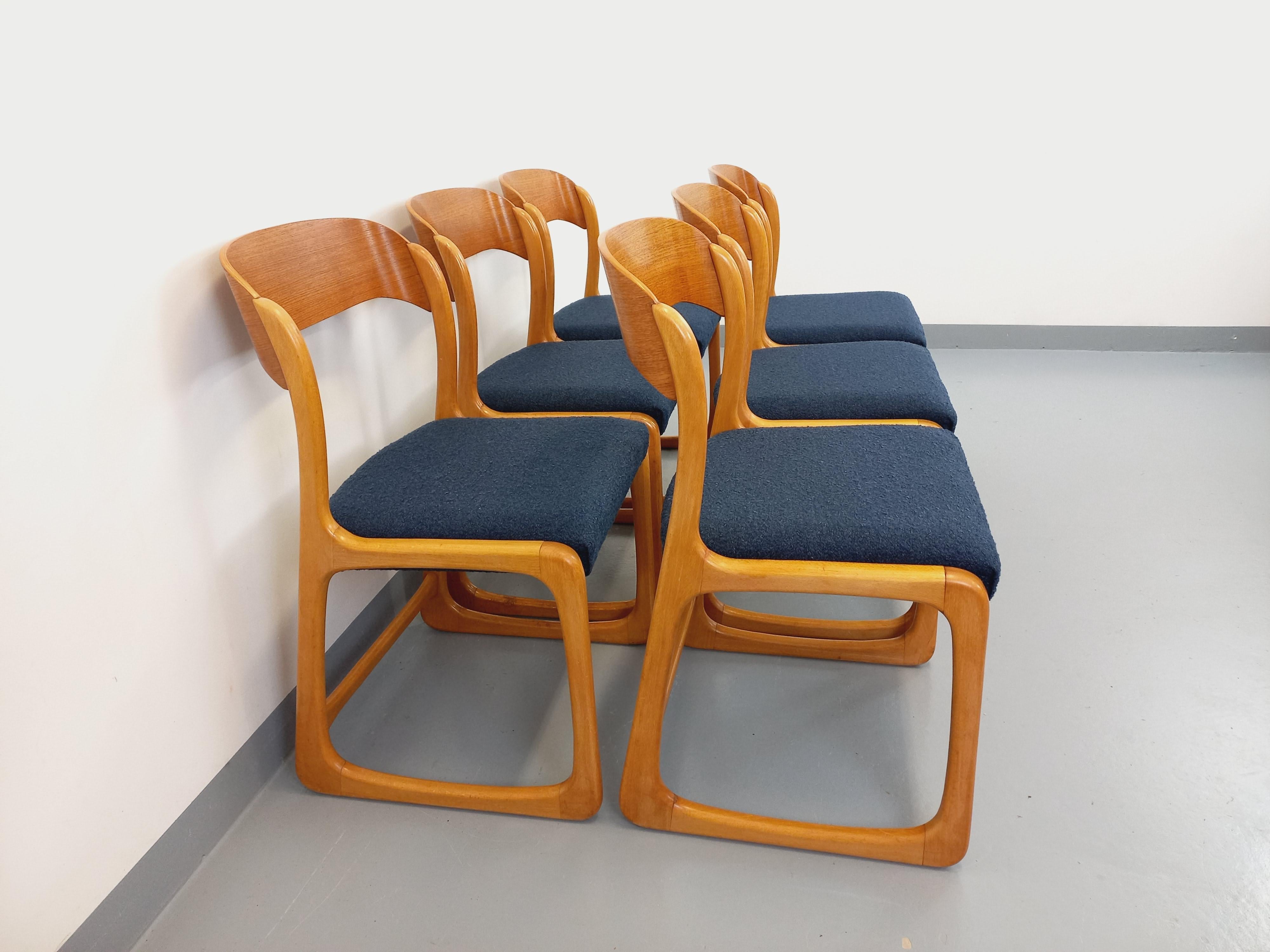 Suite de 6 chaises traîneau vintage de marque Baumann en bois et tissu bouclette 2