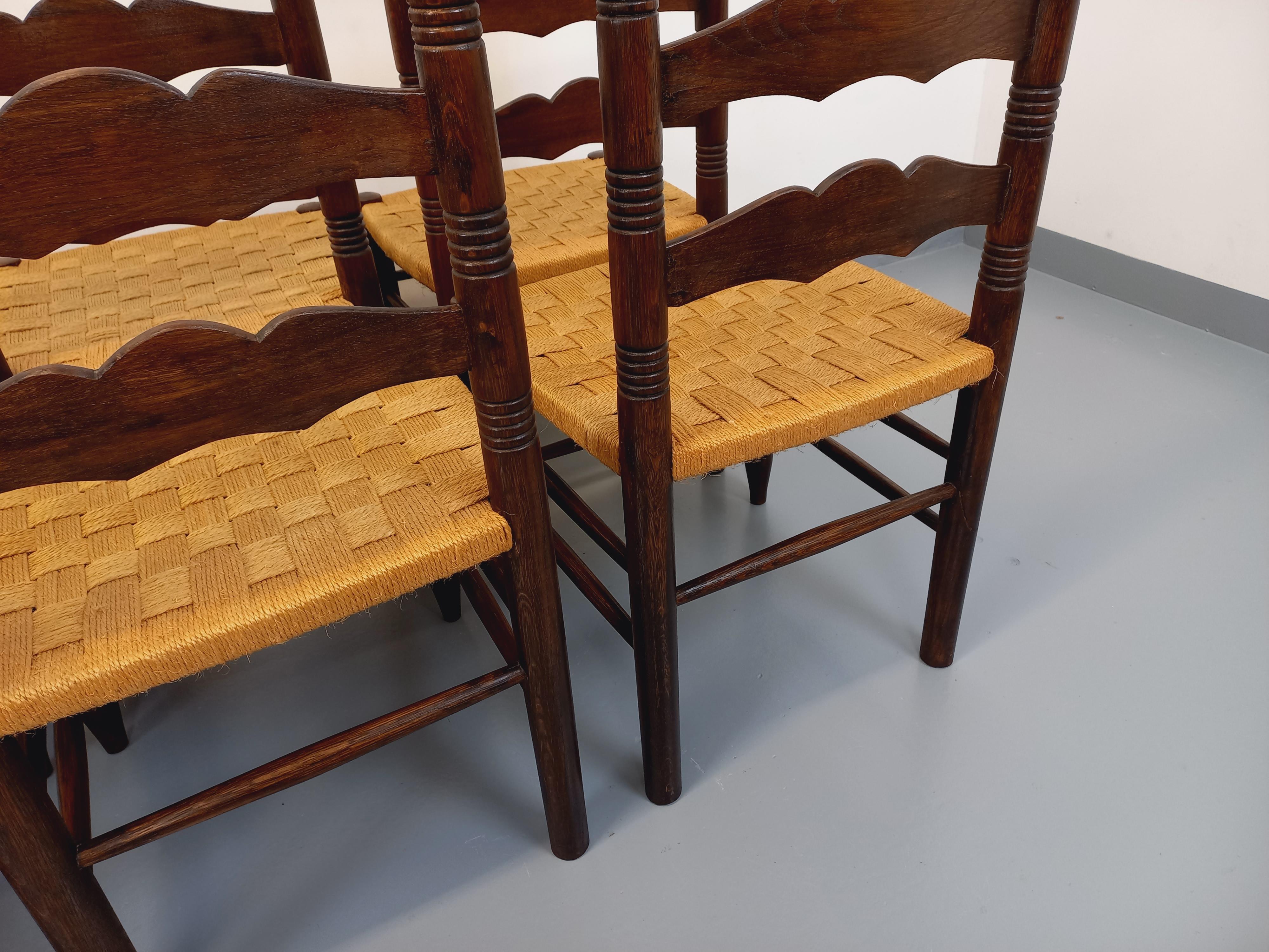 6 Liegen im Vintage-Stil Arts & Crafts der 50er Jahre, im Stil von Antonio Calligaris, aus Holz und mit Corde-Assisen, tolles Design mit hohen Dossiers und toller Bespannung der Assisen. Très bon état général avec quelques légères taches sur les