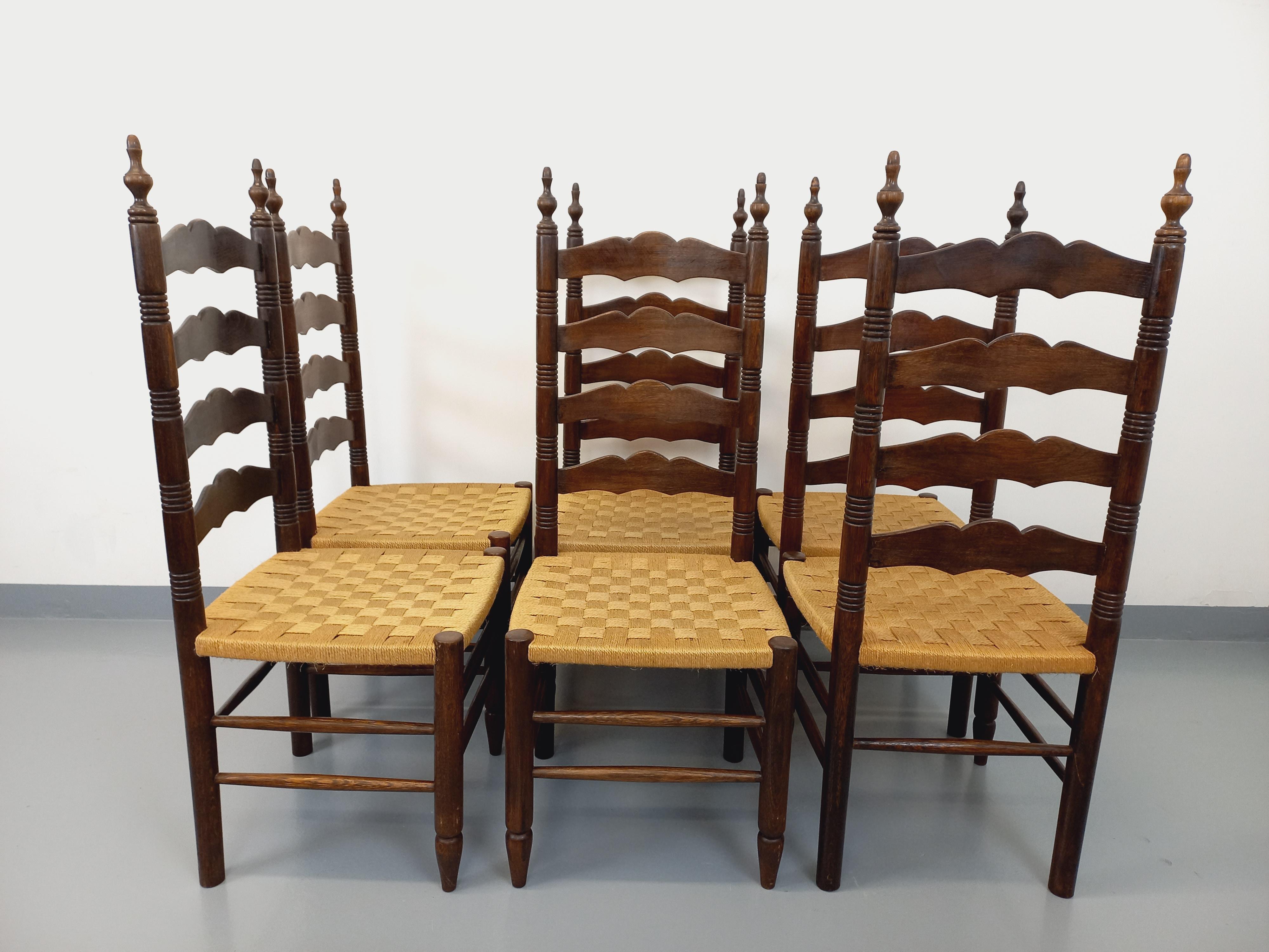 Suite de 6 chaises vintage Arts & Craft style Antonio Calligaris en chêne (Französisch) im Angebot