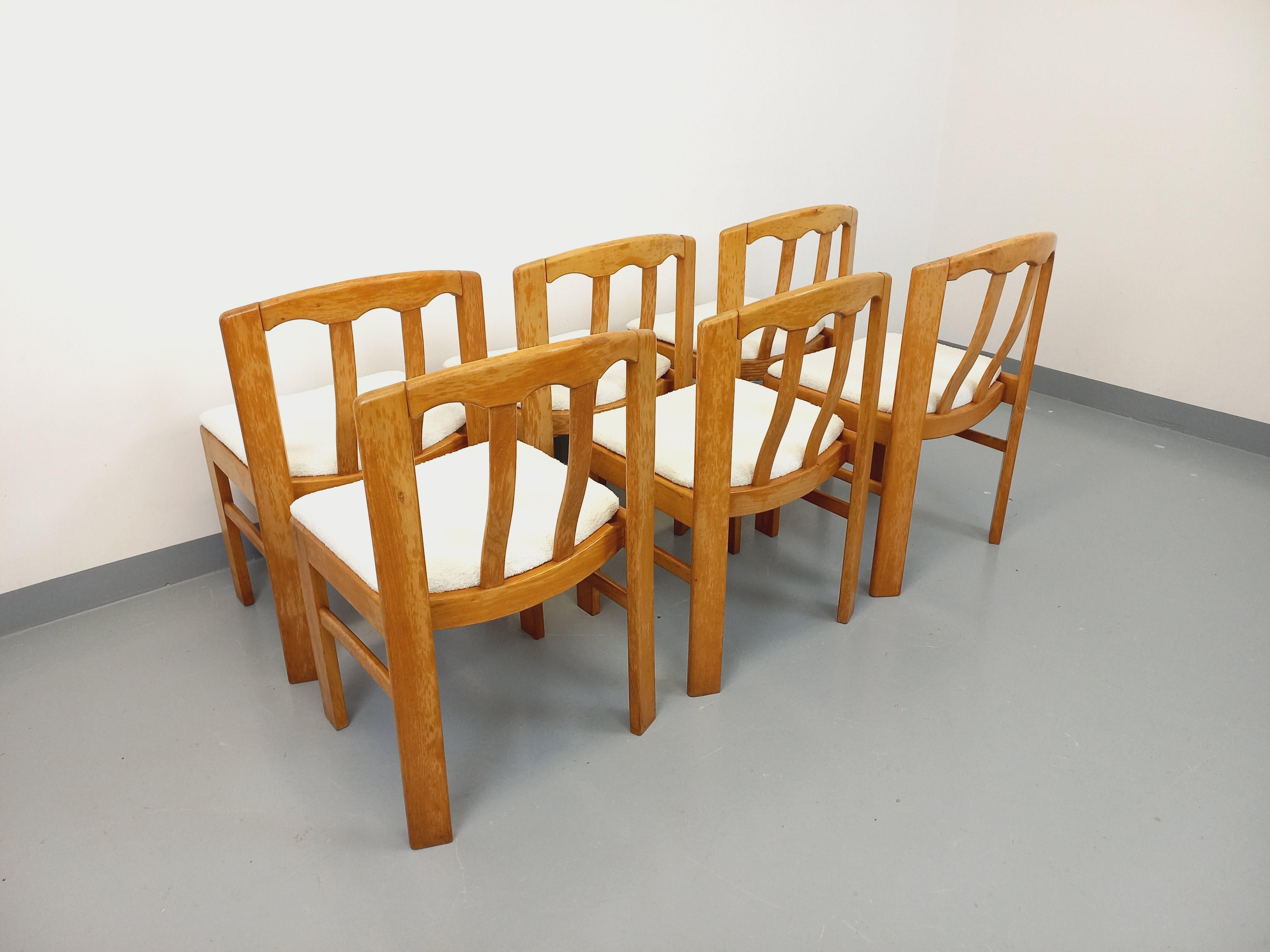 6 chaises vintage des années 70 80, dans le style à la fois épuré et imposant de Boi, Maison Regain ou Dyrlund, structure et dossiers courbés en bois d'orme blond massif et assises en tissu bouclette blanc entièrement rénovées. Très bon état général