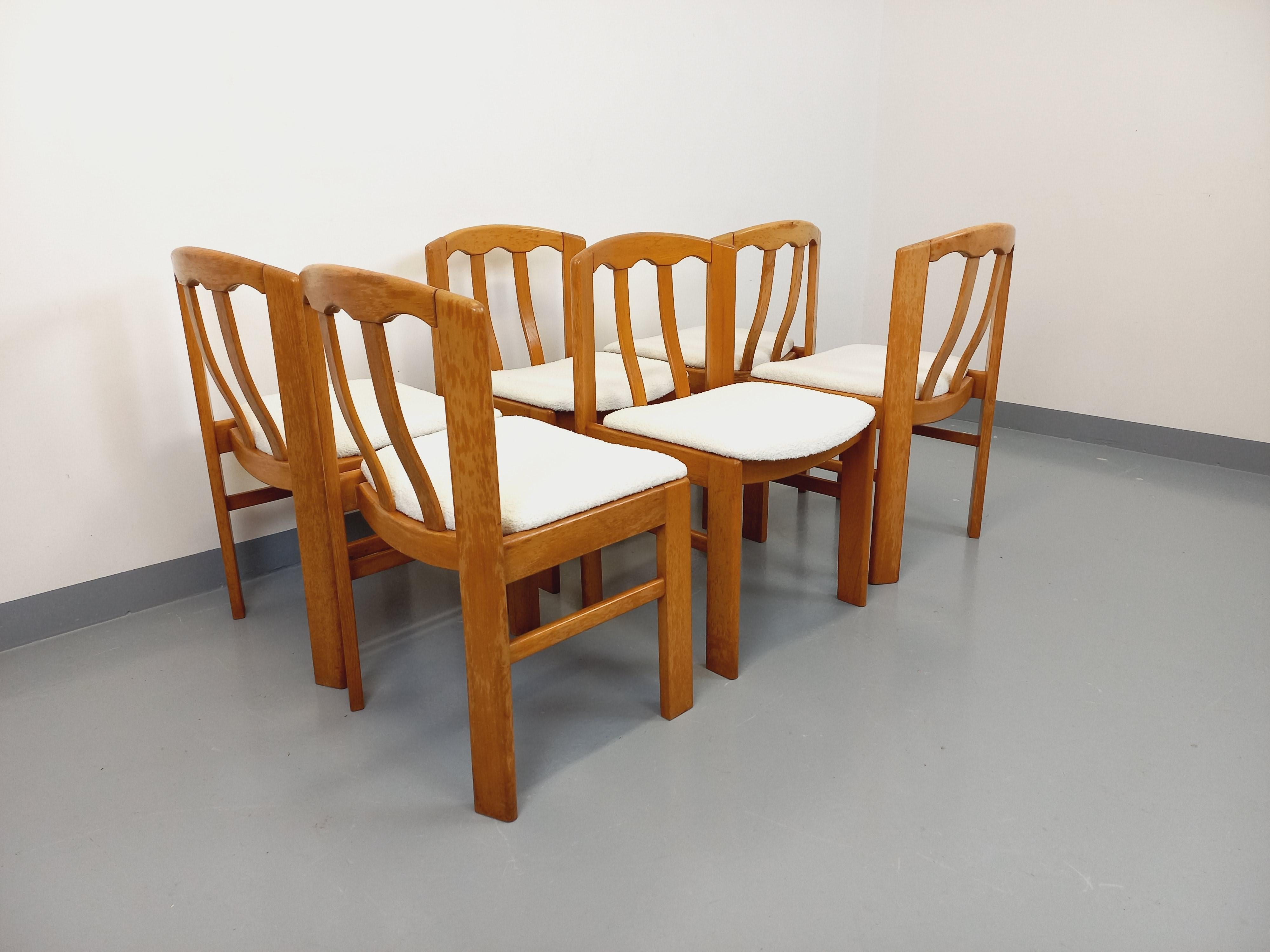 Français Suite de 6 chaises vintage en bois d'orme et tissu bouclette des années 70 80 en vente