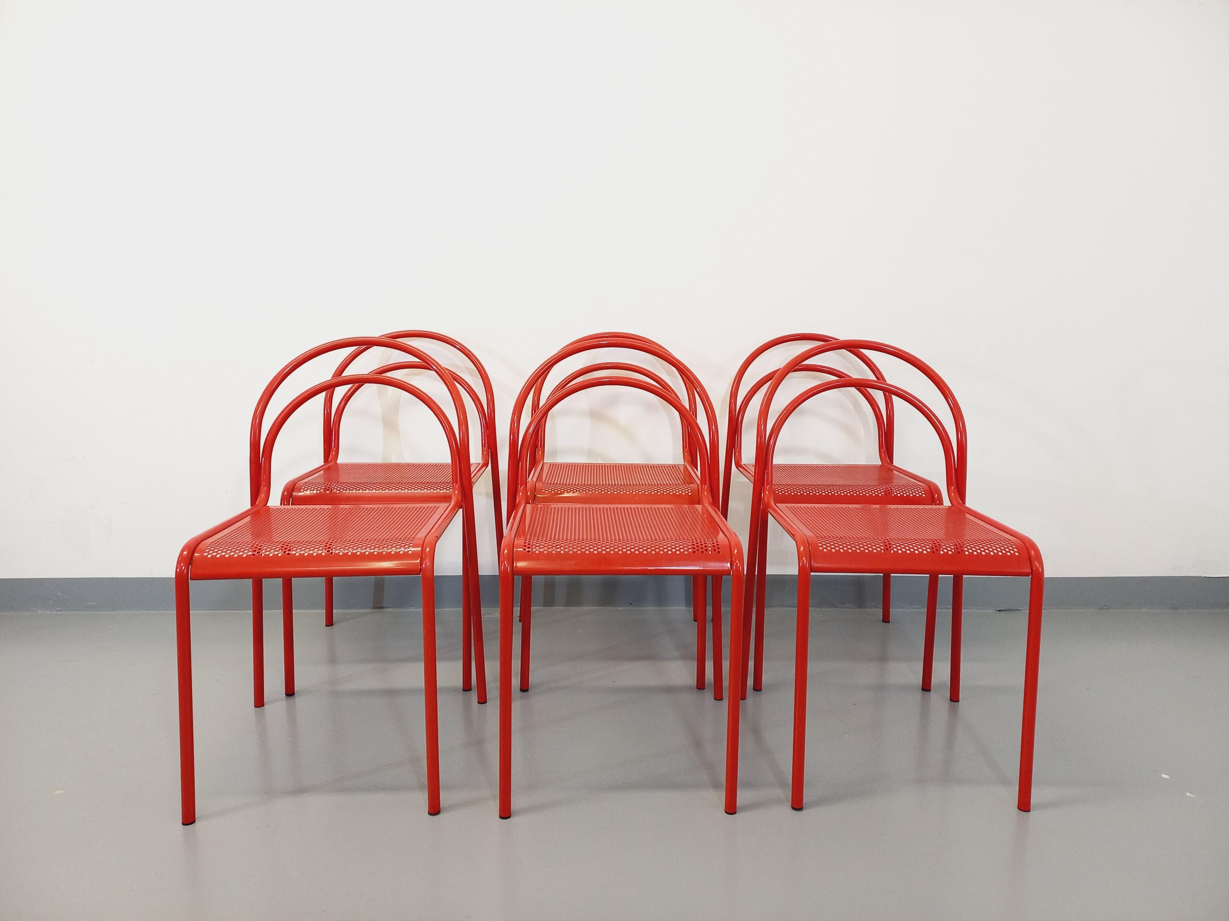 Suite de 6 chaises vintage en métal rouge des années 80 en vente 3