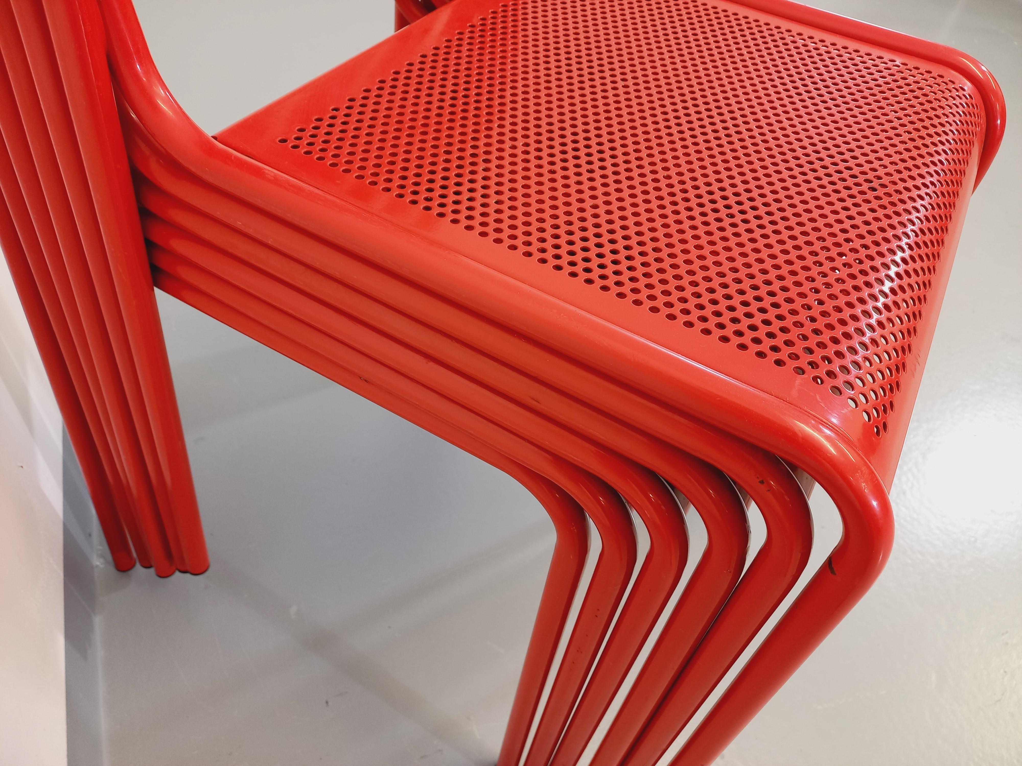 Suite de 6 chaises vintage en métal rouge des années 80 en vente 4