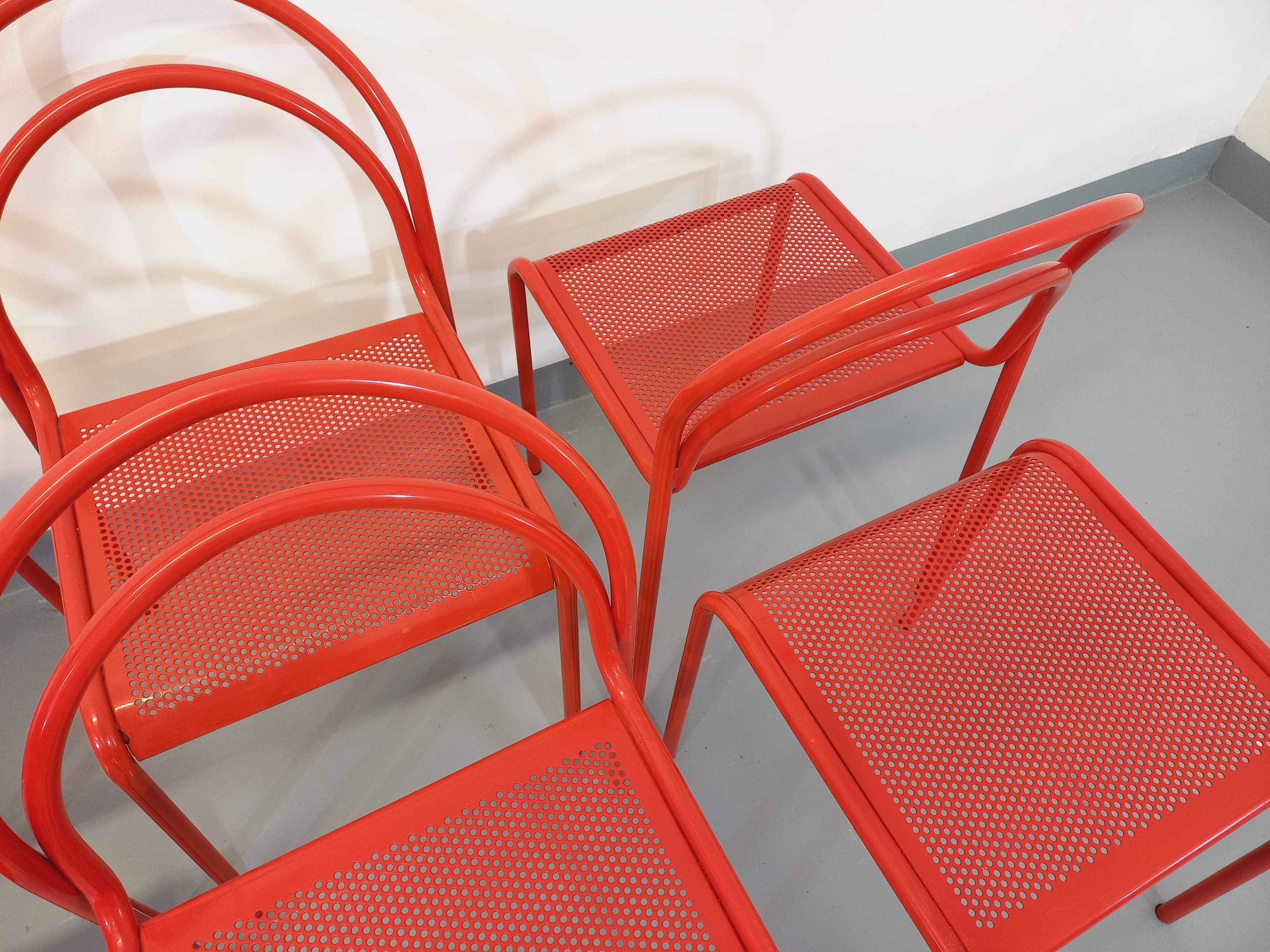 Suite de 6 chaises vintage en métal rouge des années 80 en vente 5
