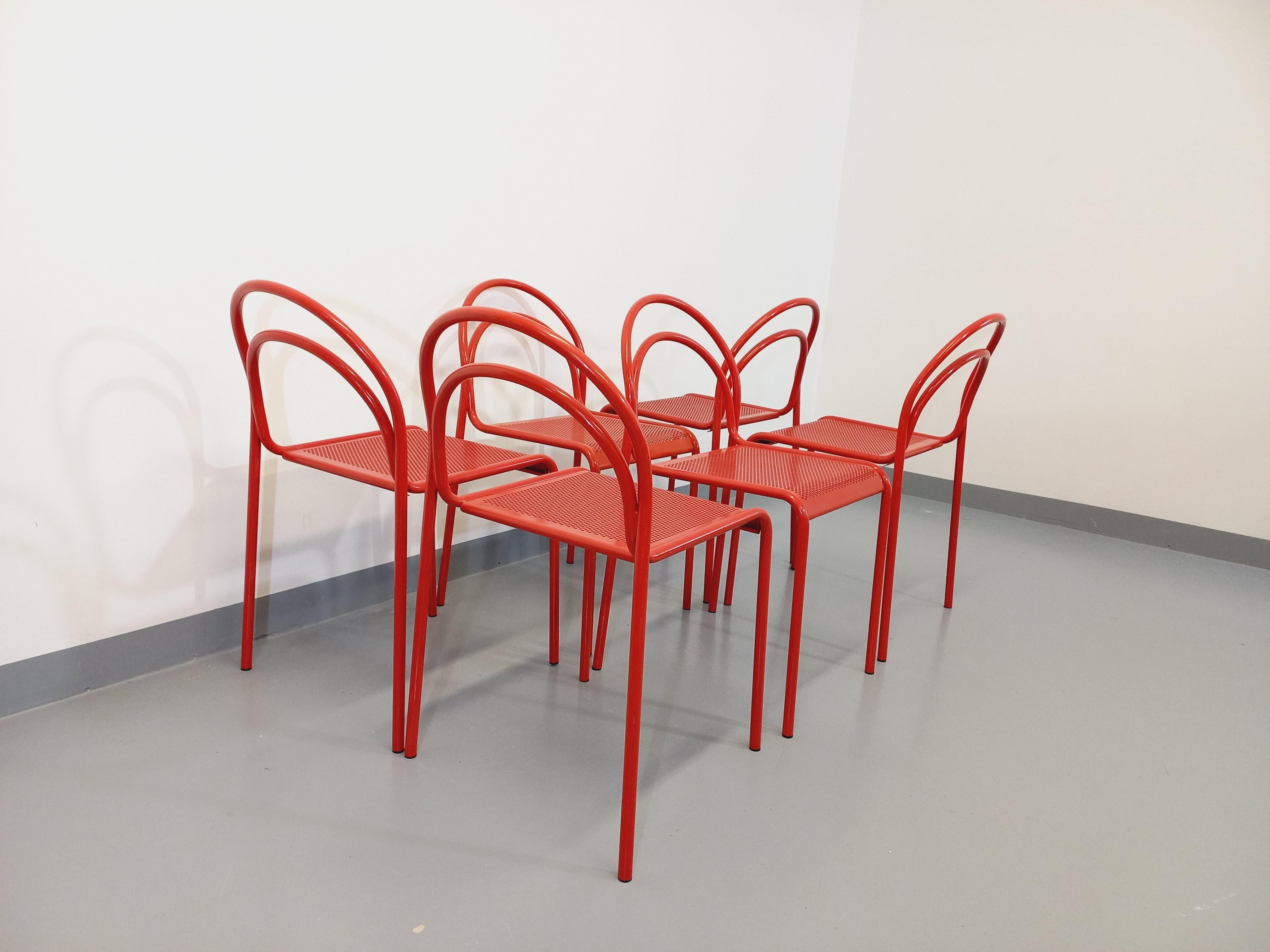 Suite de 6 chaises vintage en métal rouge des années 80 en vente 7
