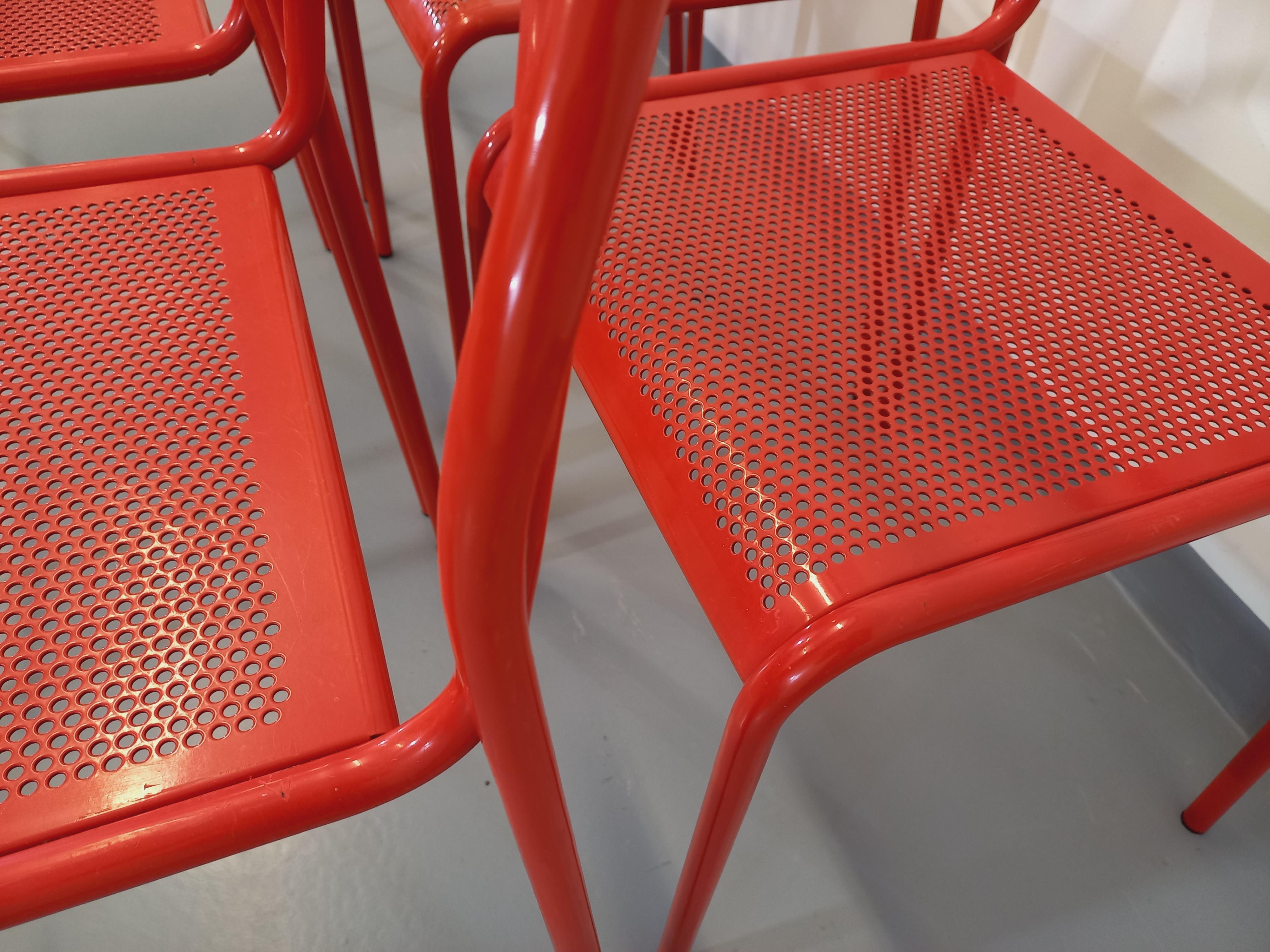 Suite de 6 chaises vintage en métal rouge des années 80 en vente 8