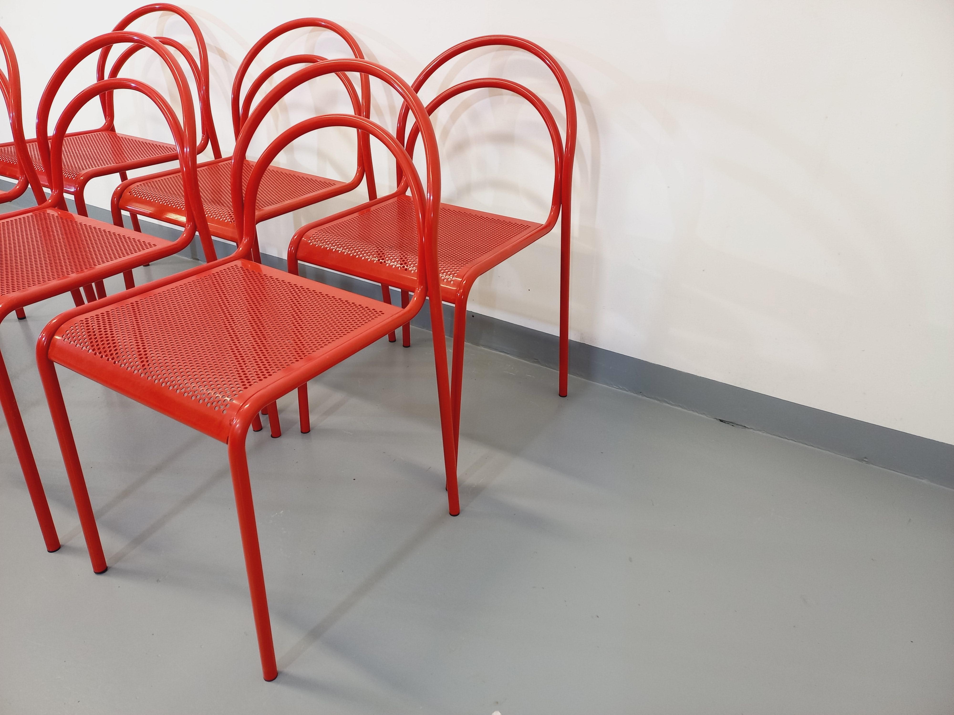 Suite de 6 chaises vintage en métal rouge des années 80 en vente 9
