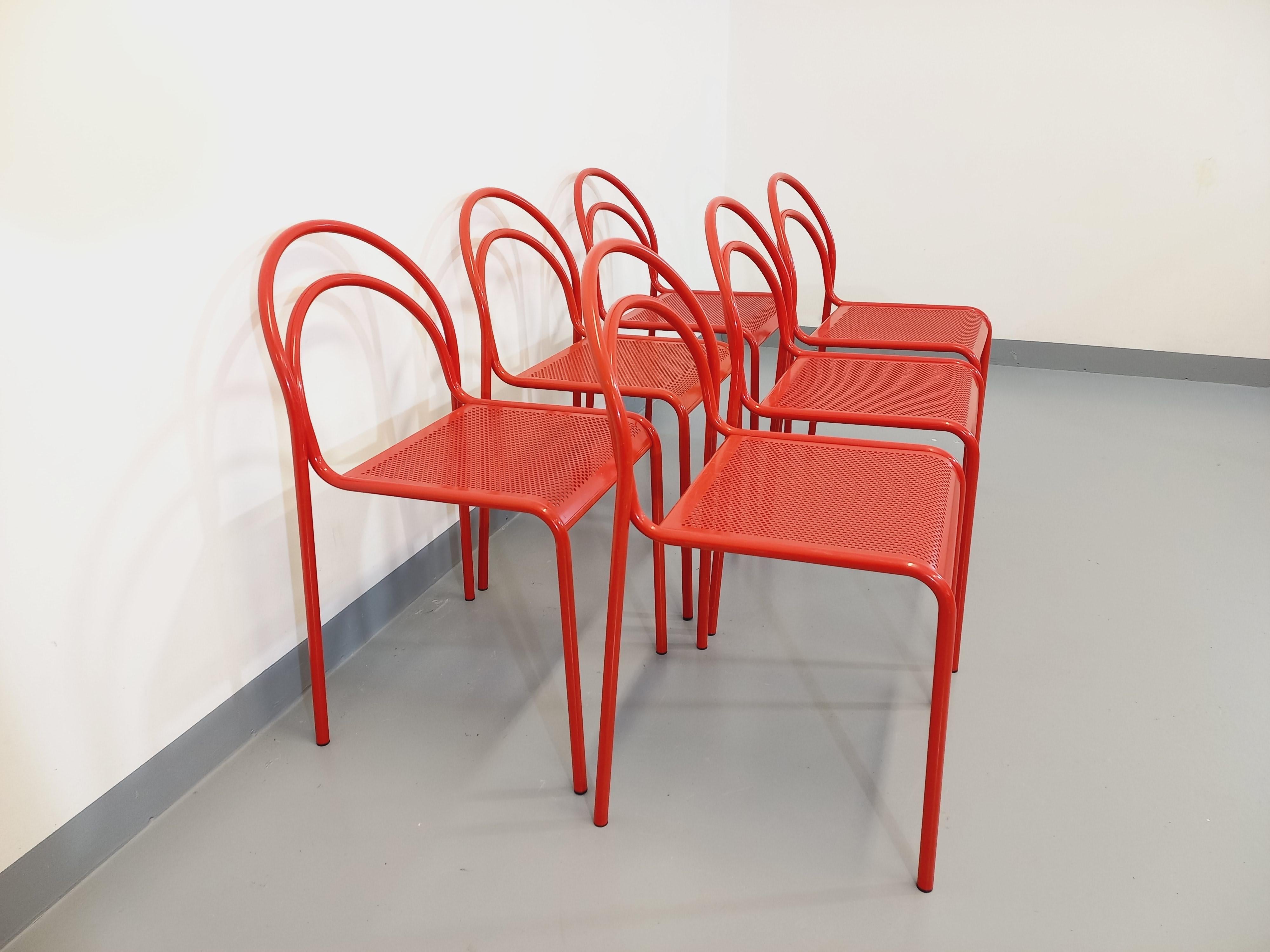 Suite de 6 chaises vintage en métal rouge des années 80 en vente 10
