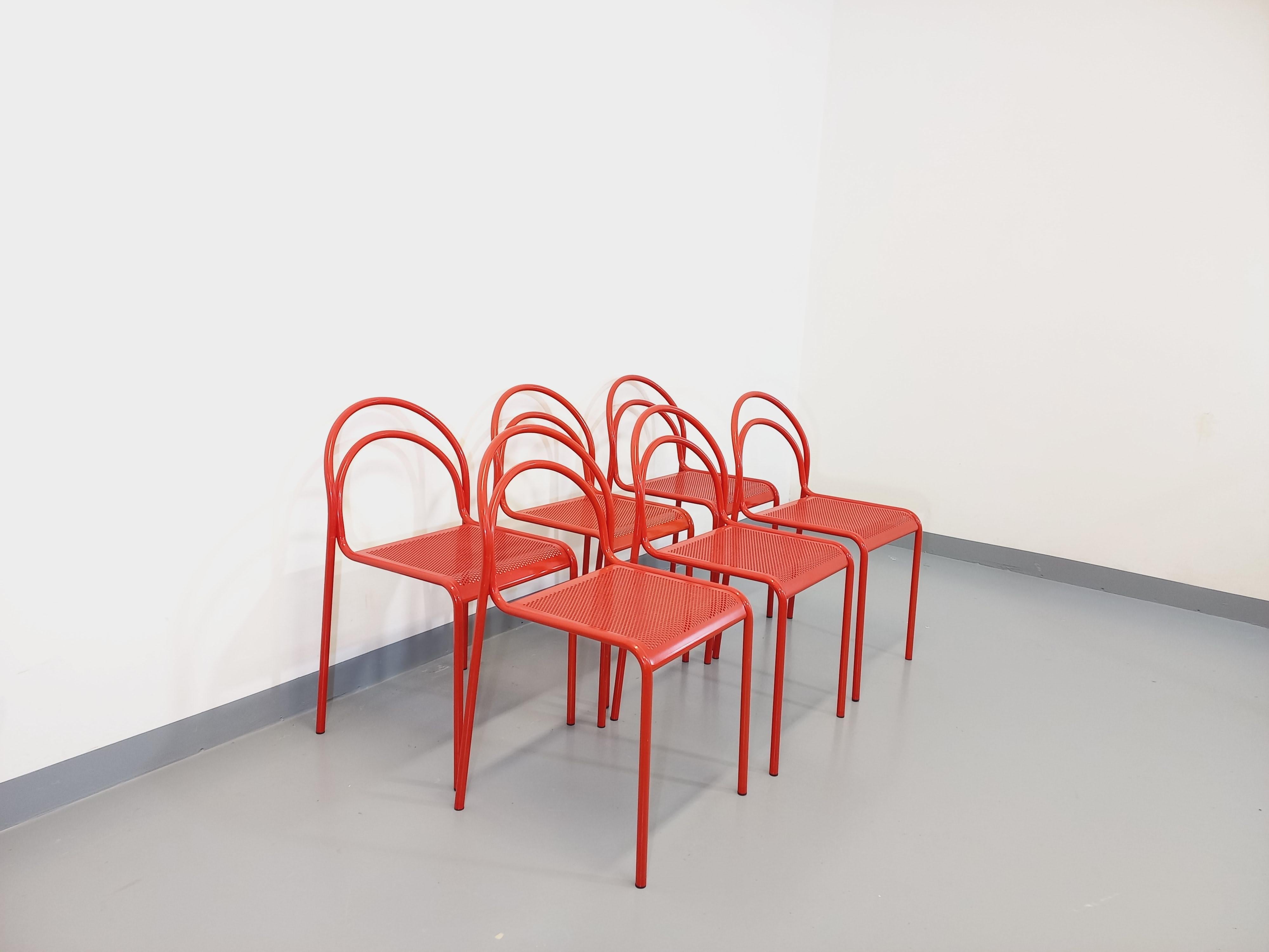 Suite de 6 chaises vintage en métal rouge des années 80 en vente 11