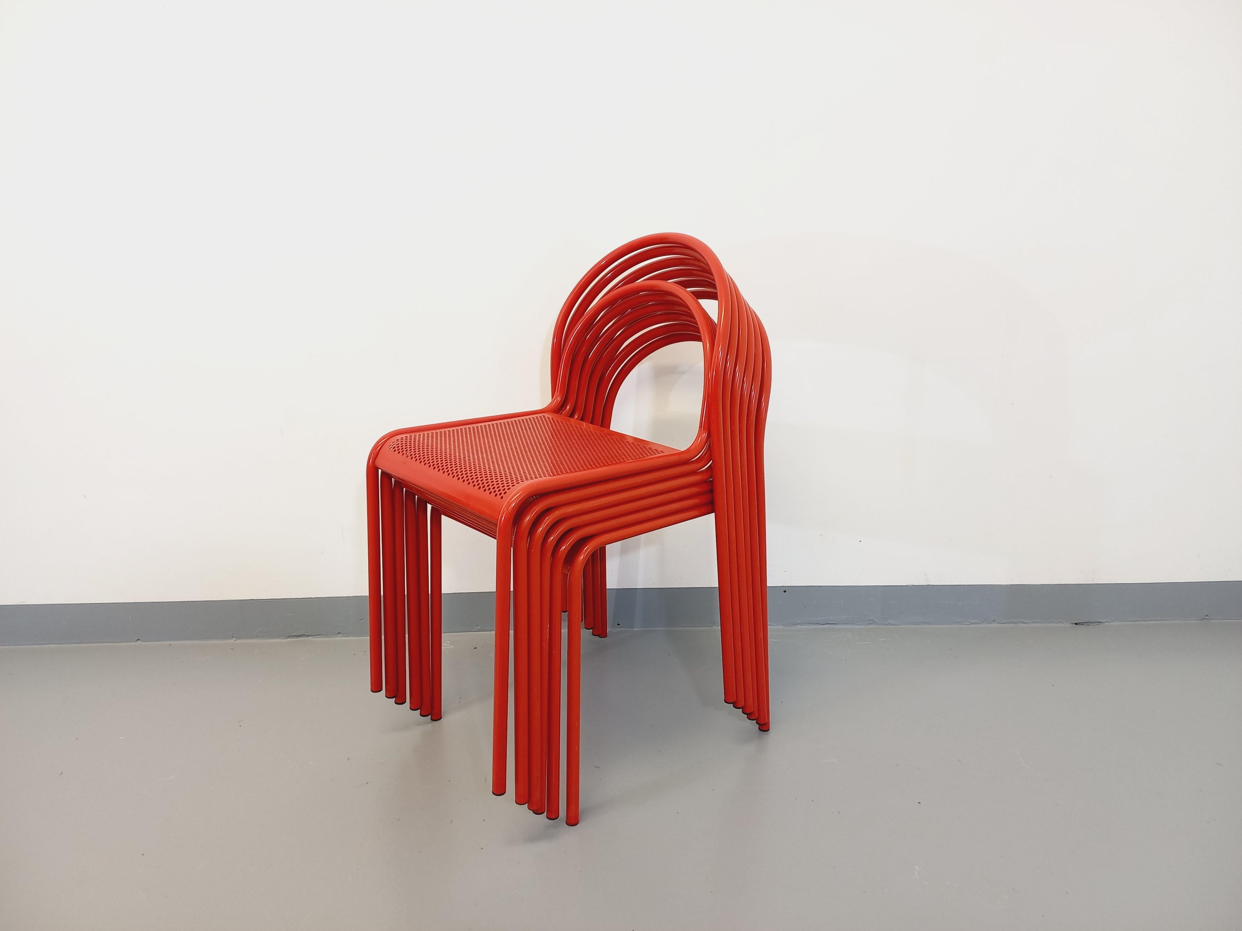 6 chaises vintage des années 80, en métal rouge tubulaire courbé, joli travail des dossiers, assises en métal perforé, dans le style de René Malaval, Tolix ou des chaises Locus Solus de Gae Aulenti, très bon état général avec quelques signes du