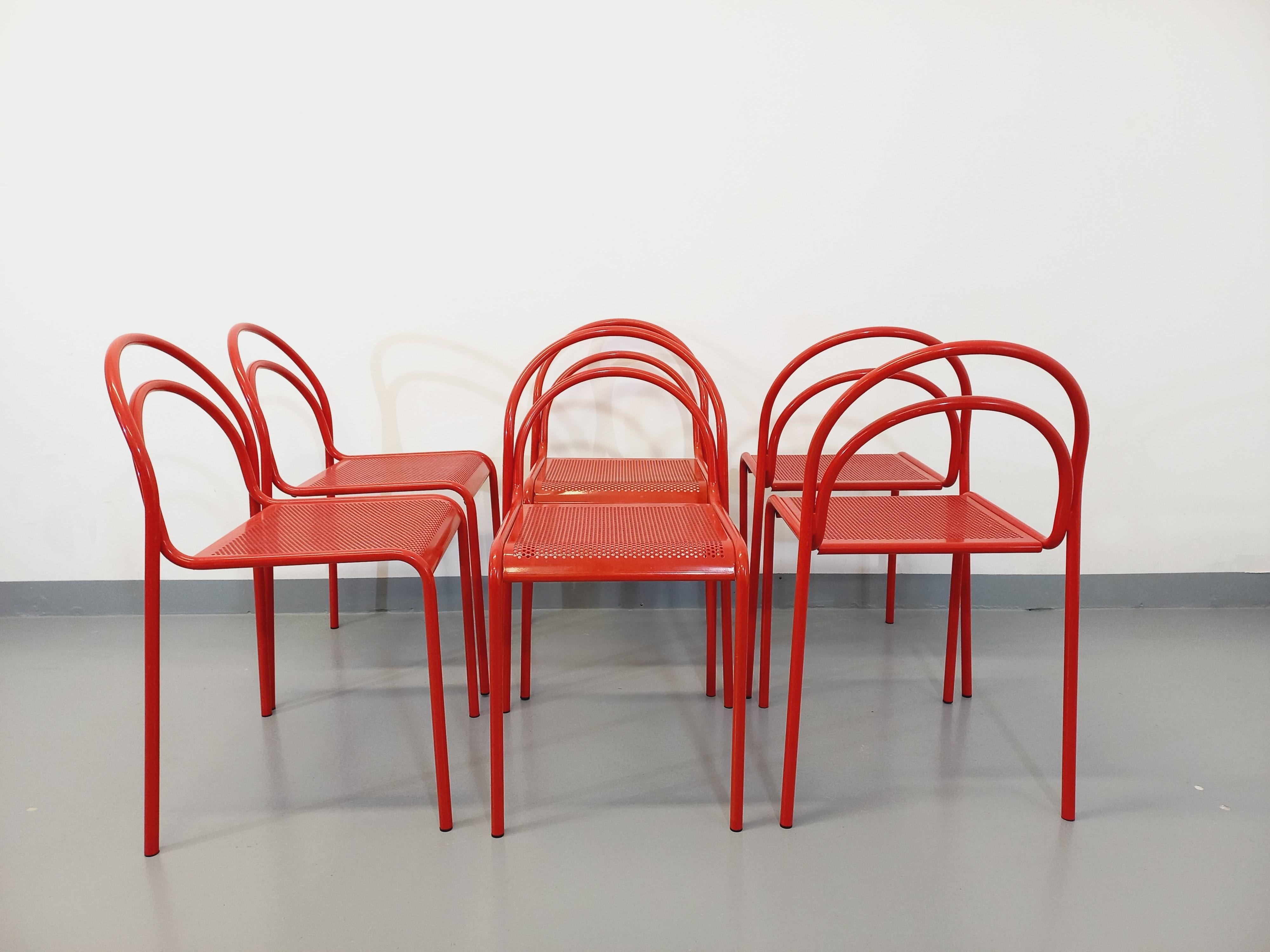 Français Suite de 6 chaises vintage en métal rouge des années 80 en vente