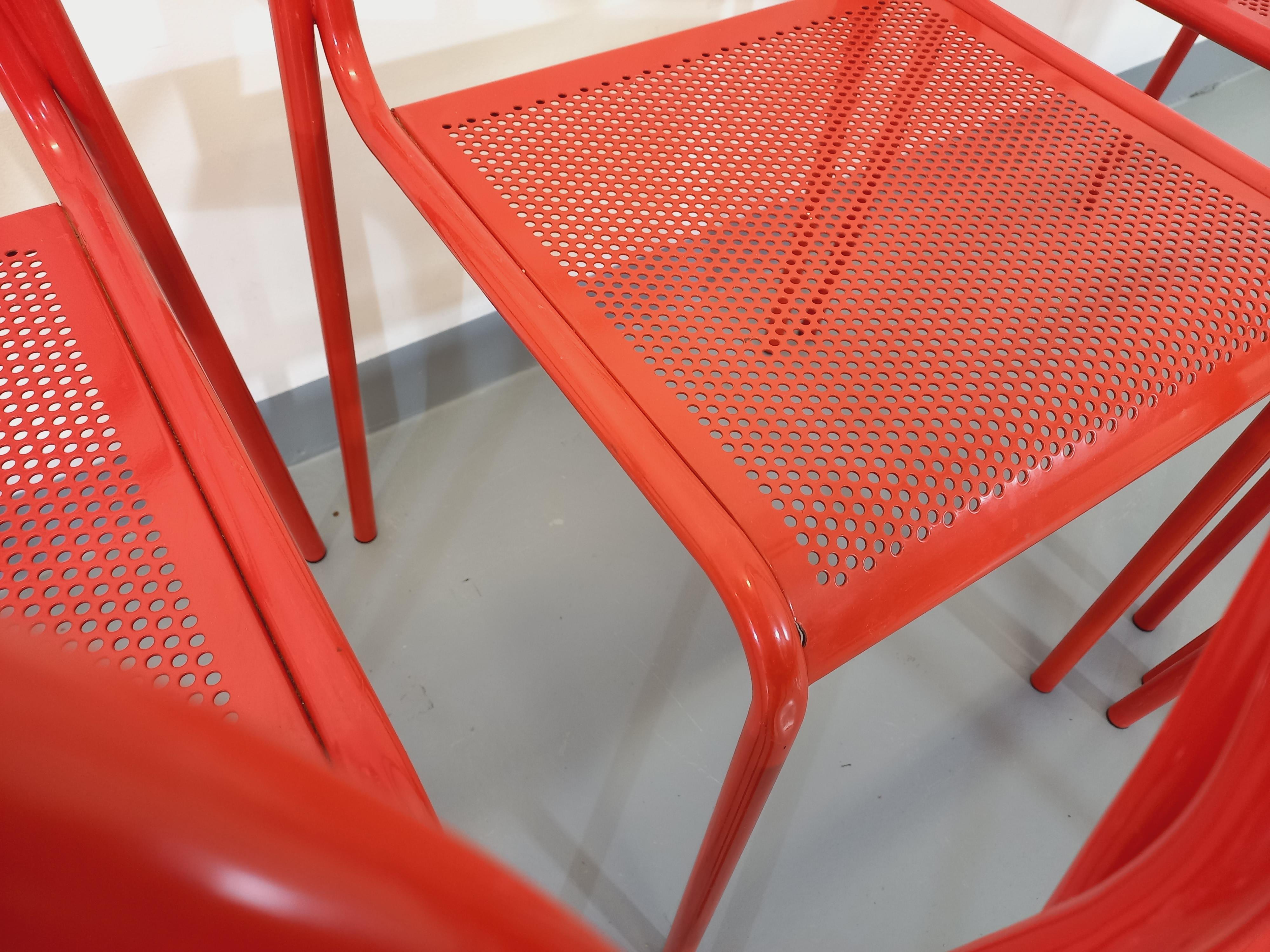 Suite de 6 chaises vintage en métal rouge des années 80 Bon état - En vente à BESANÇON, FR