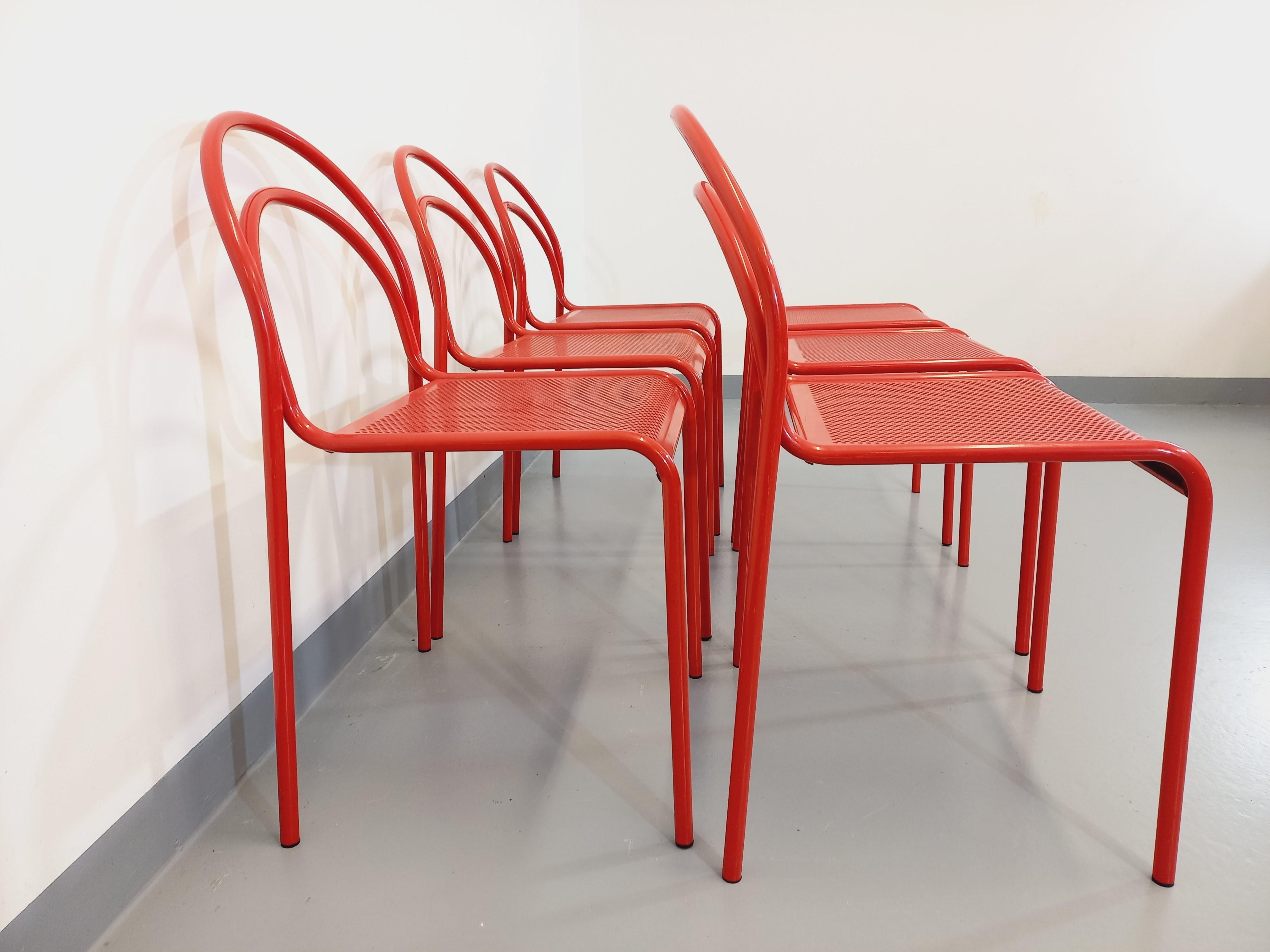 Métal Suite de 6 chaises vintage en métal rouge des années 80 en vente