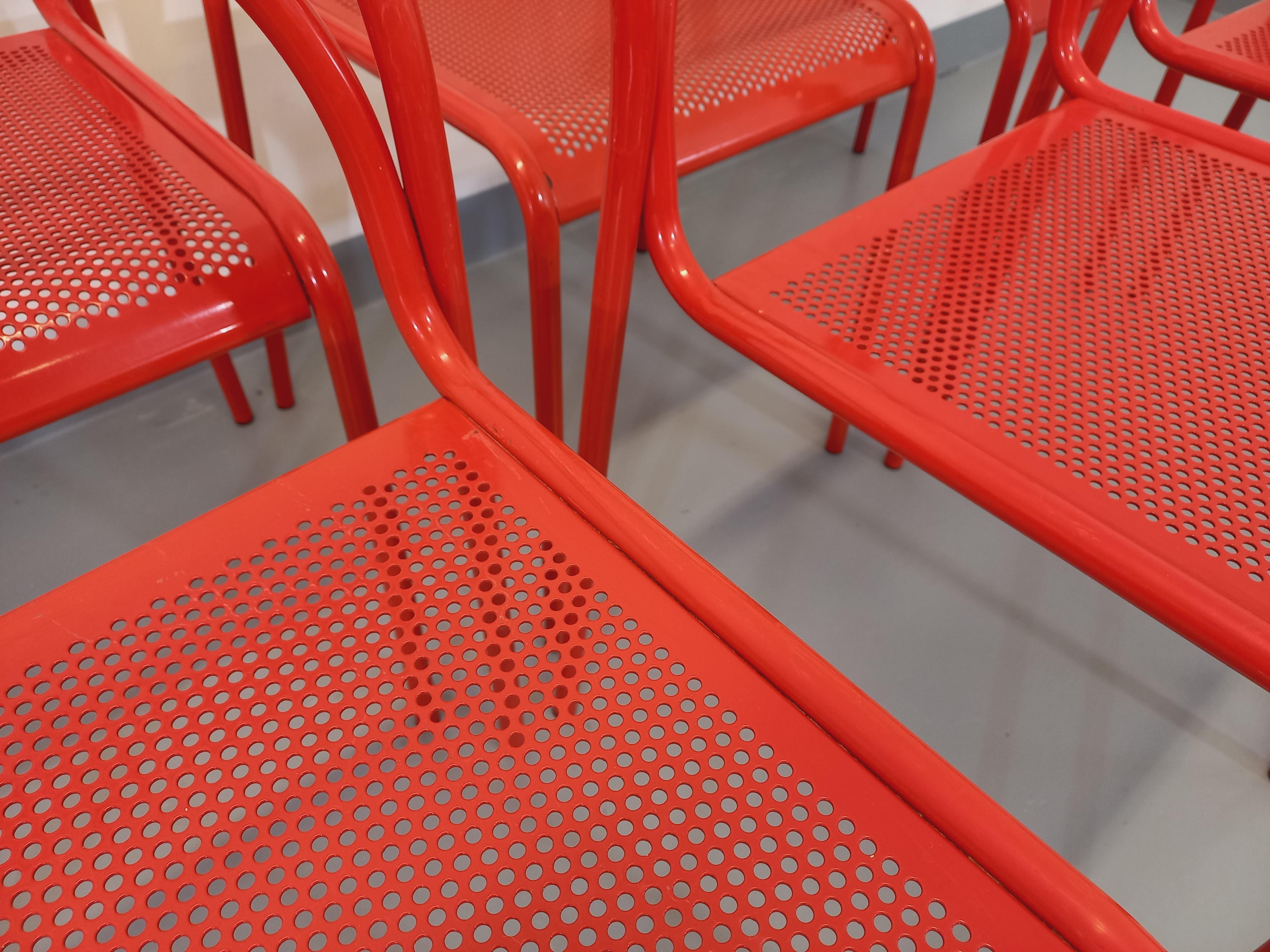 Suite de 6 chaises vintage en métal rouge des années 80 en vente 1