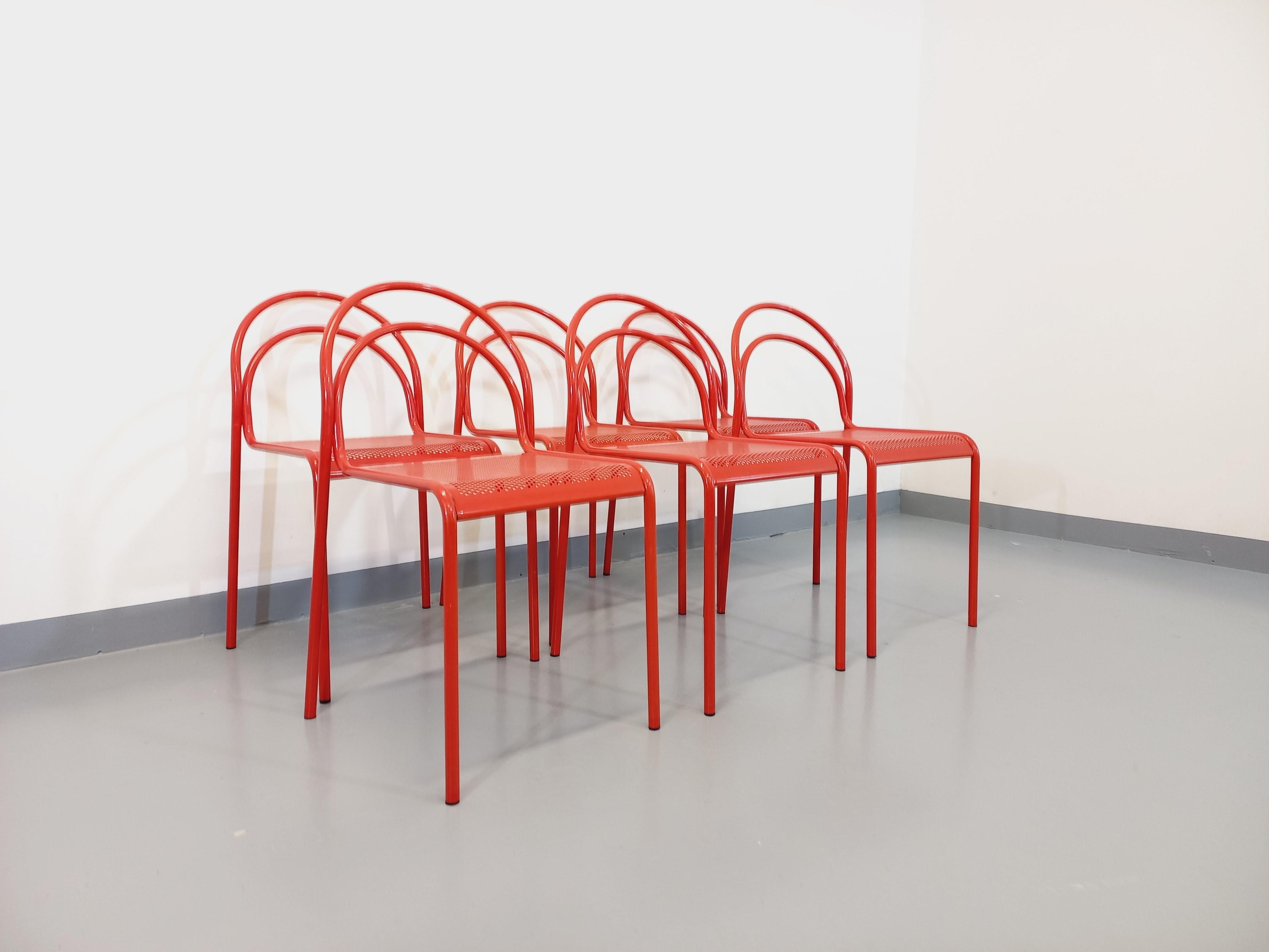 Suite de 6 chaises vintage en métal rouge des années 80 en vente 2