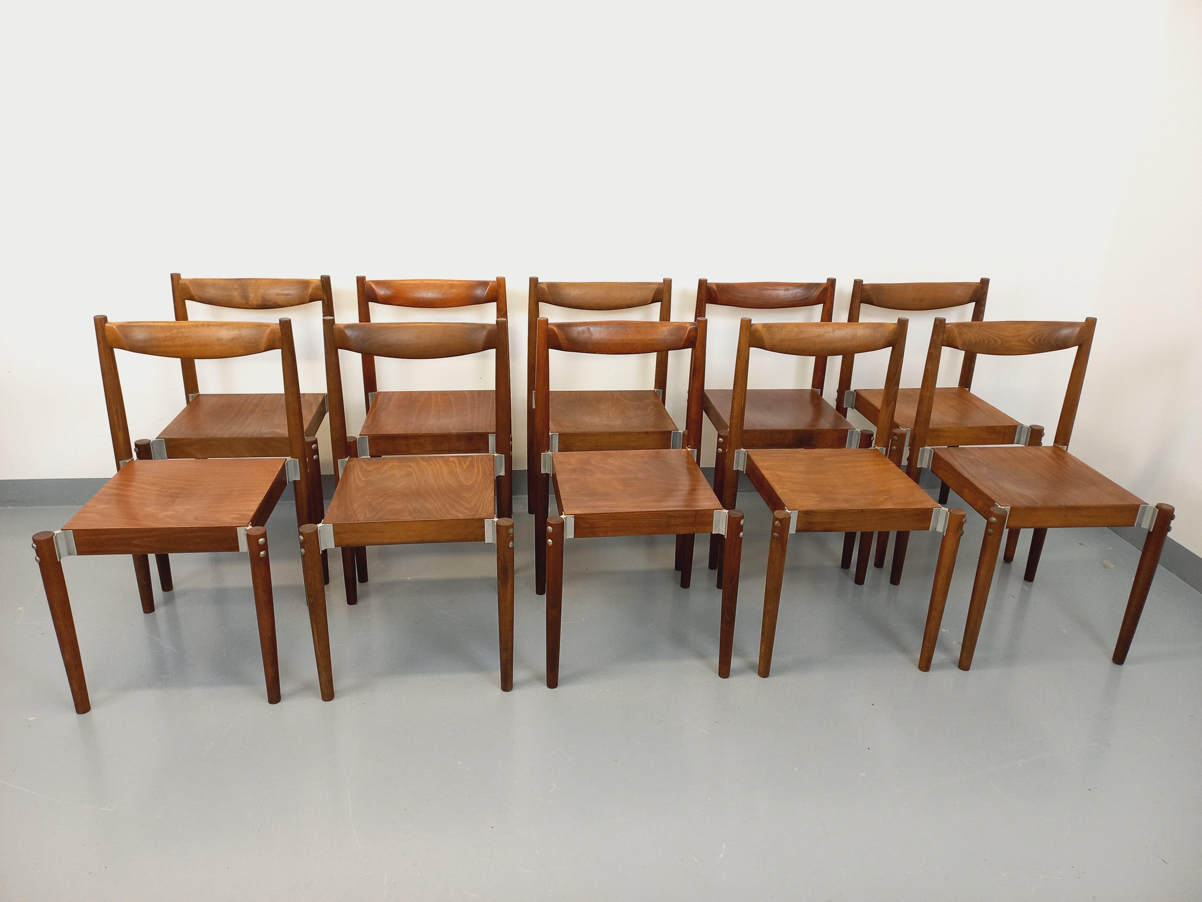 Suite de 8 chaises empilables style scandinaves vintage en bois de hêtre en vente 3