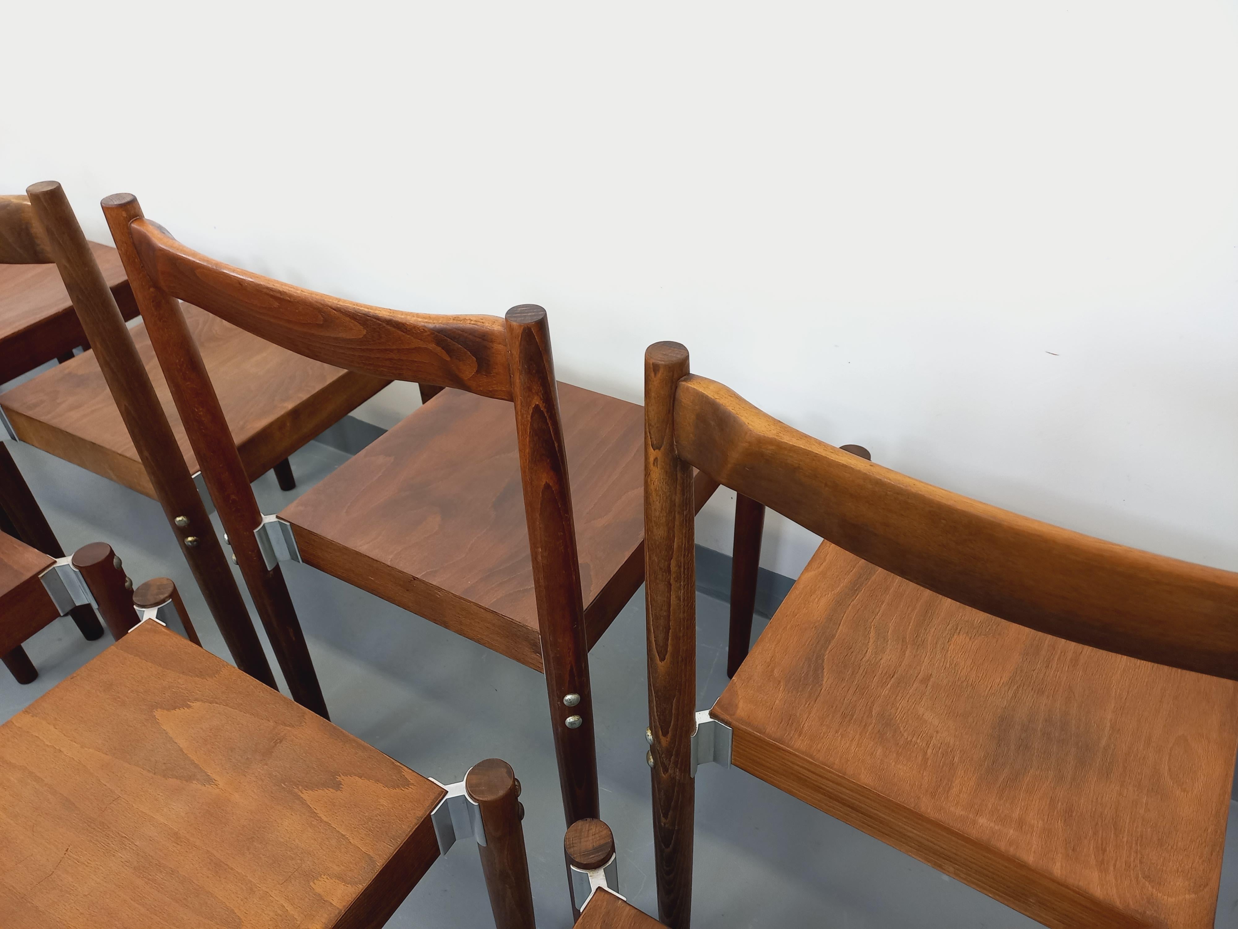Suite de 8 chaises empilables style scandinaves vintage en bois de hêtre en vente 6