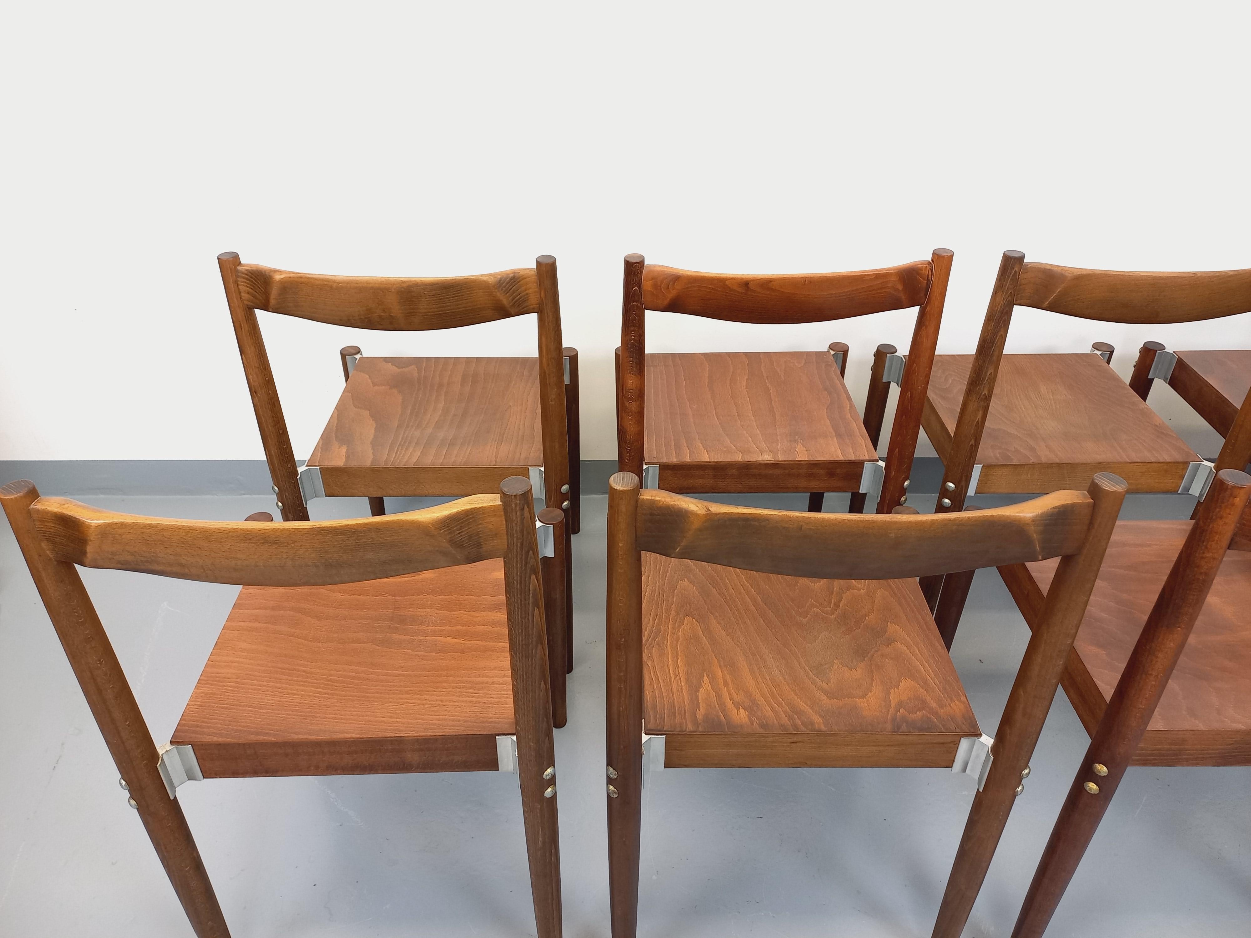 Suite de 8 chaises empilables style scandinaves vintage en bois de hêtre en vente 10