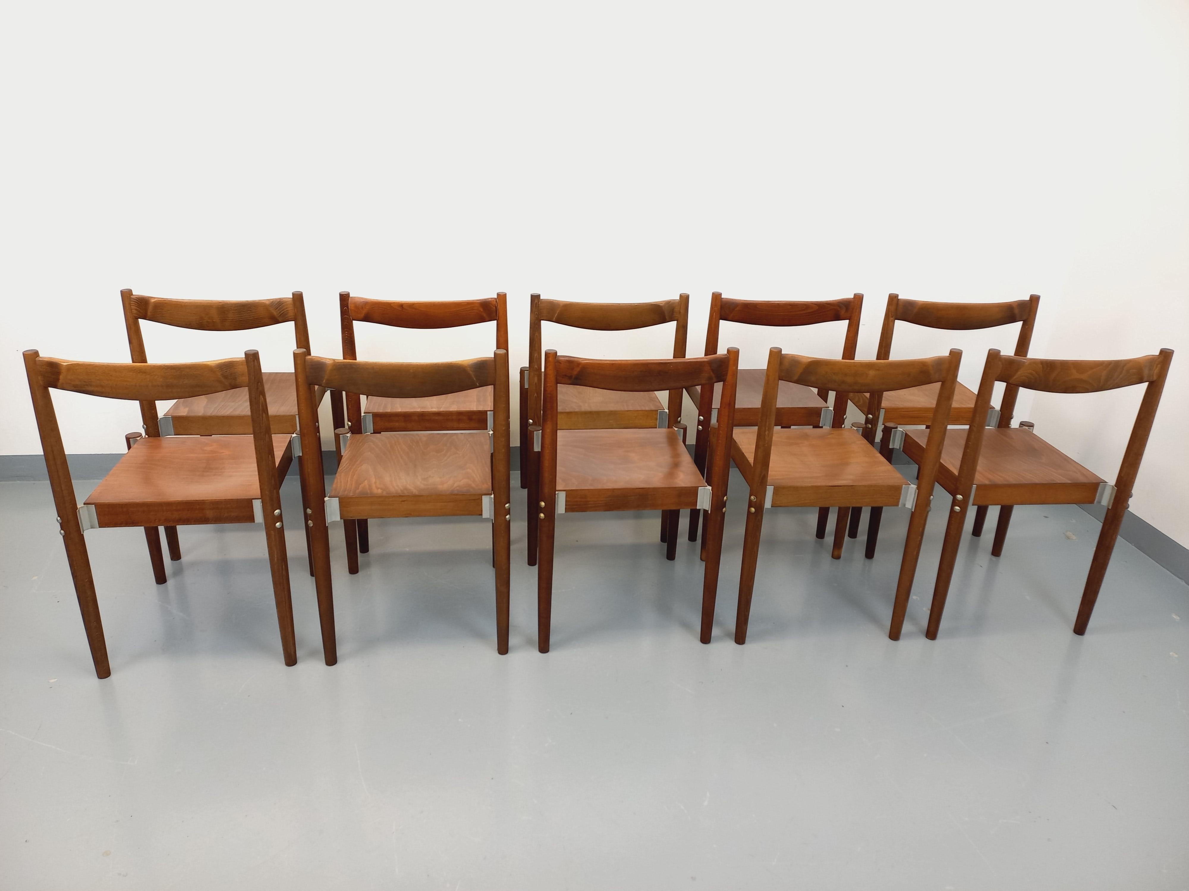Suite de 8 chaises empilables style scandinaves vintage en bois de hêtre en vente 11