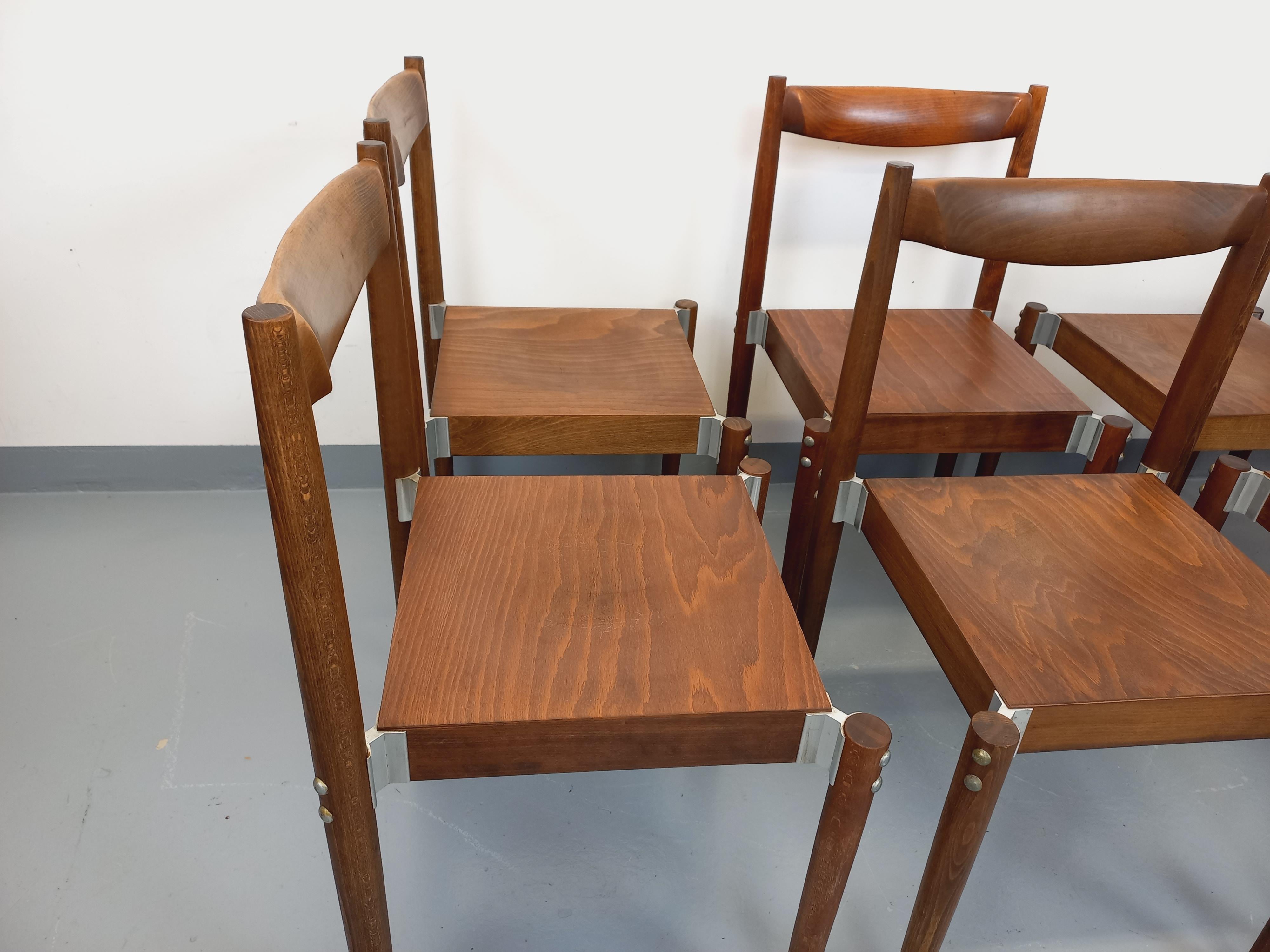 Suite de 8 chaises empilables style scandinaves vintage en bois de hêtre en vente 12