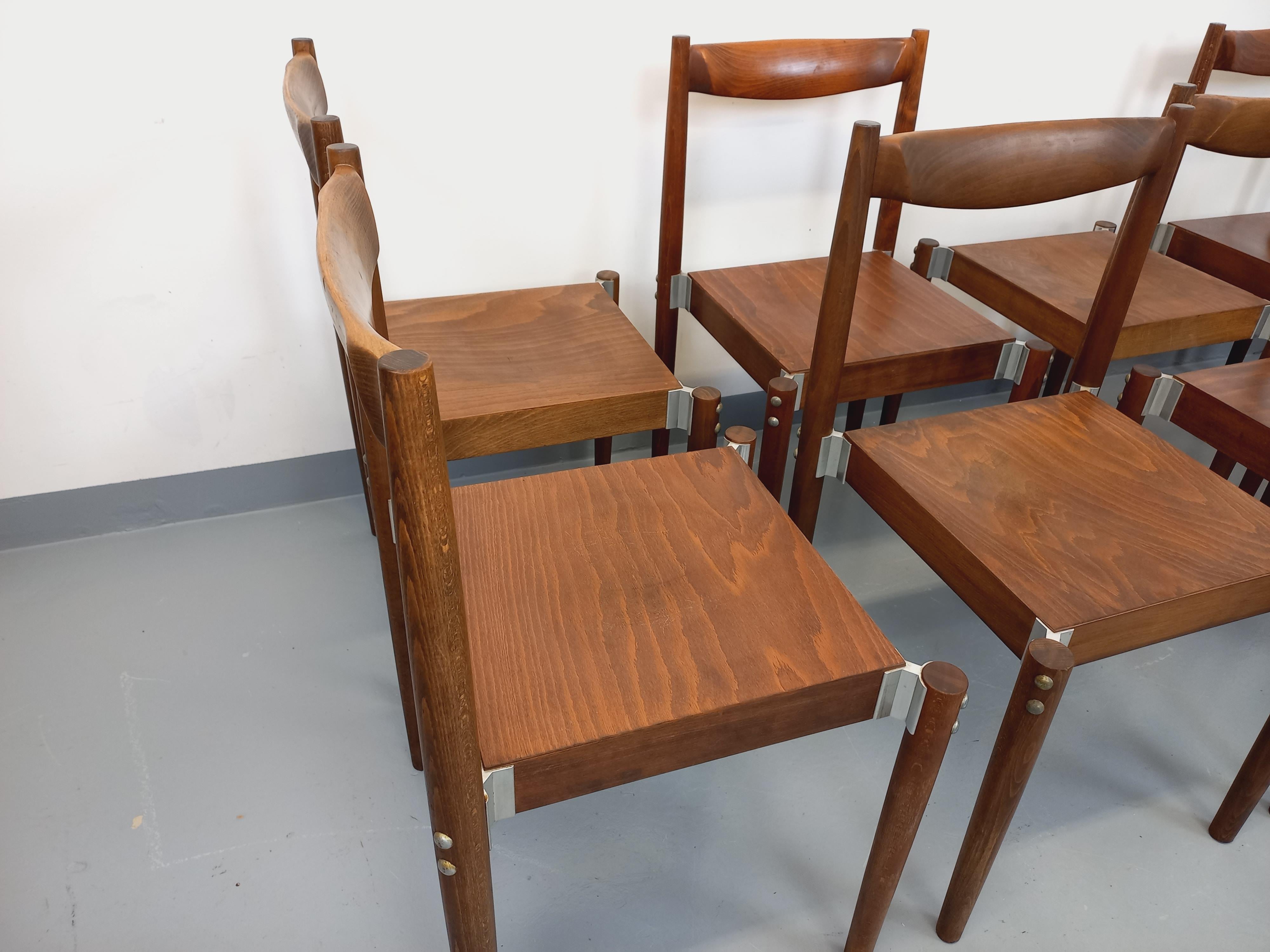 Suite de 8 chaises empilables style scandinaves vintage en bois de hêtre en vente 13