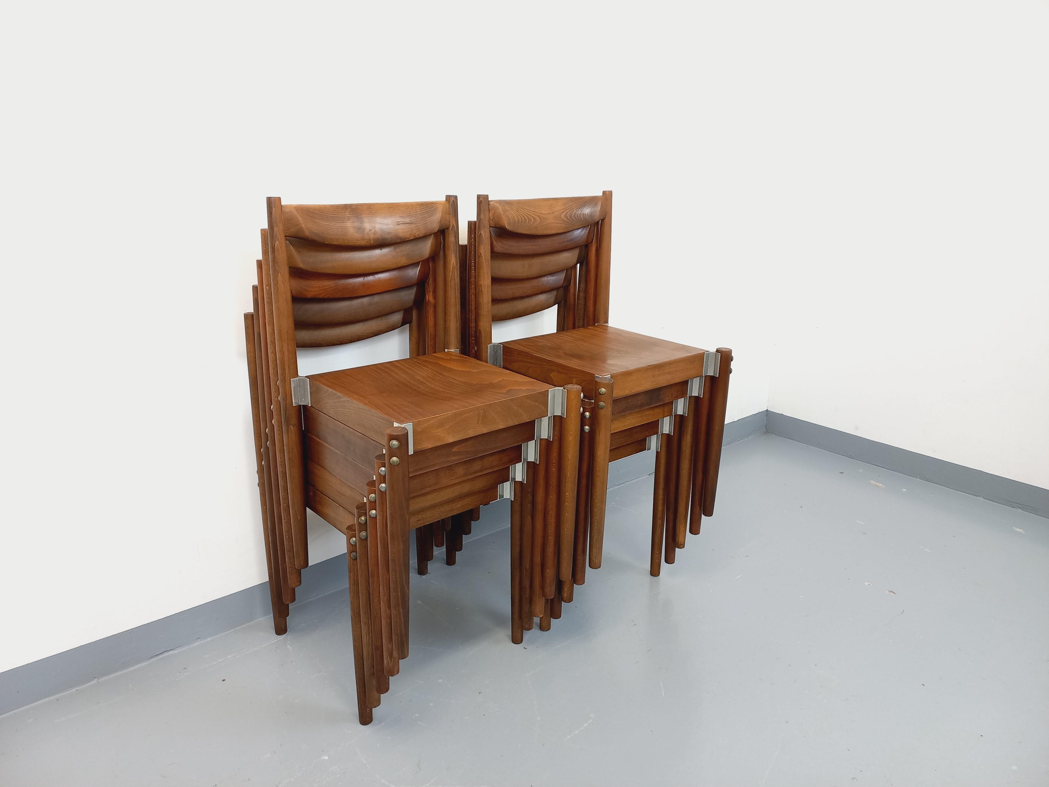 Mid-Century Modern Suite de 8 chaises empilables style scandinaves vintage en bois de hêtre en vente