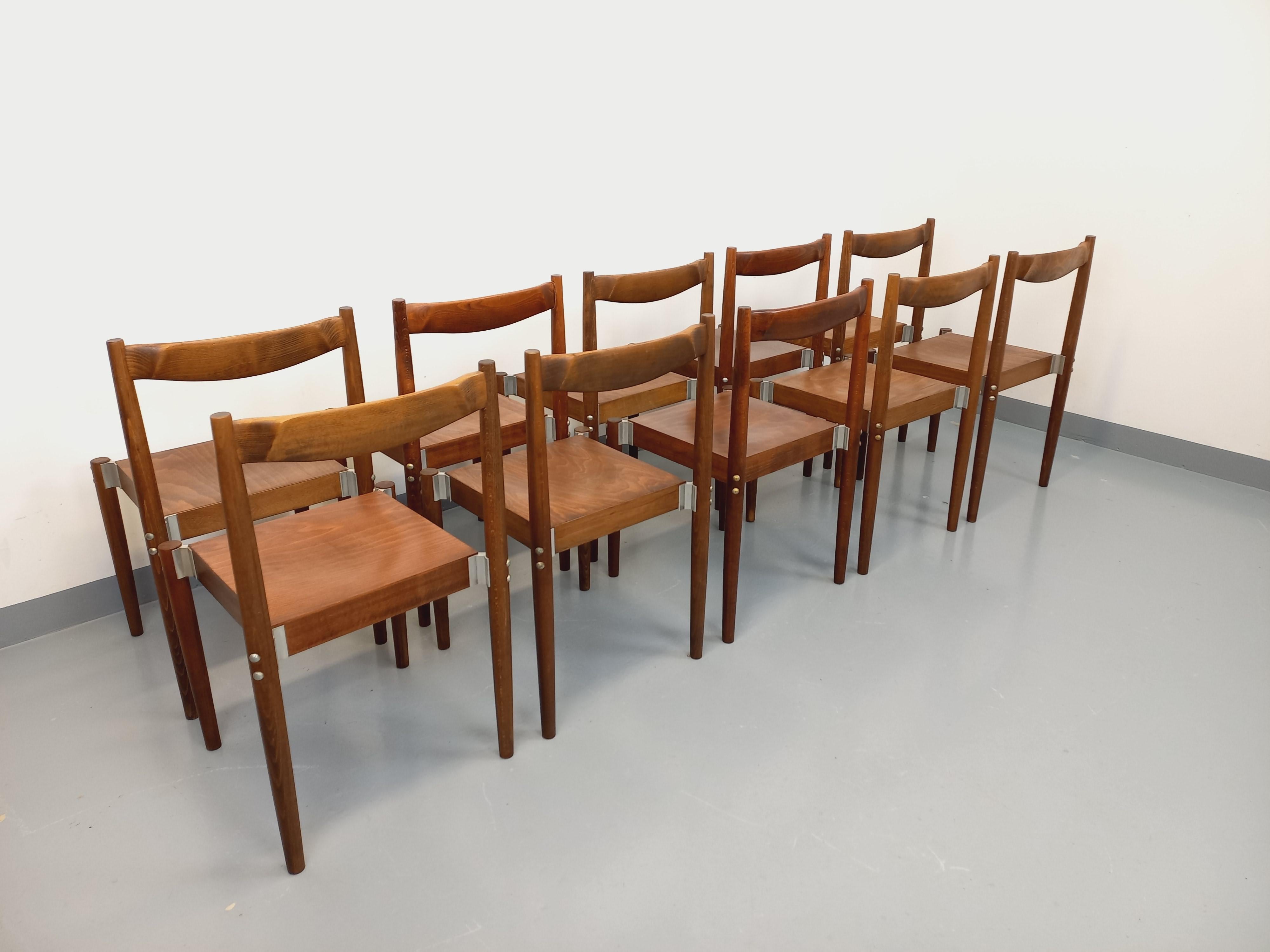 Européen Suite de 8 chaises empilables style scandinaves vintage en bois de hêtre en vente
