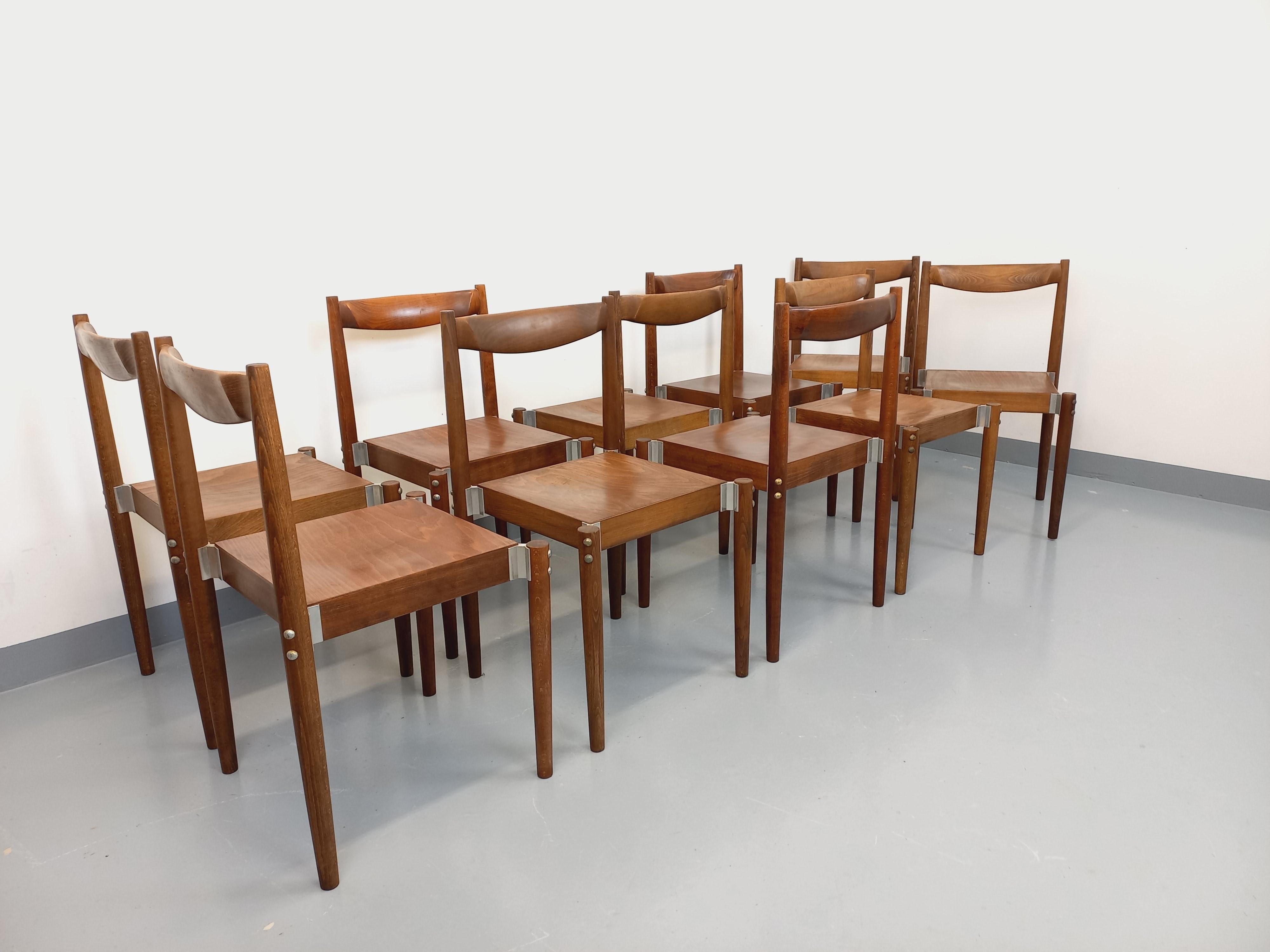 Suite de 8 chaises empilables style scandinaves vintage en bois de hêtre Bon état - En vente à BESANÇON, FR