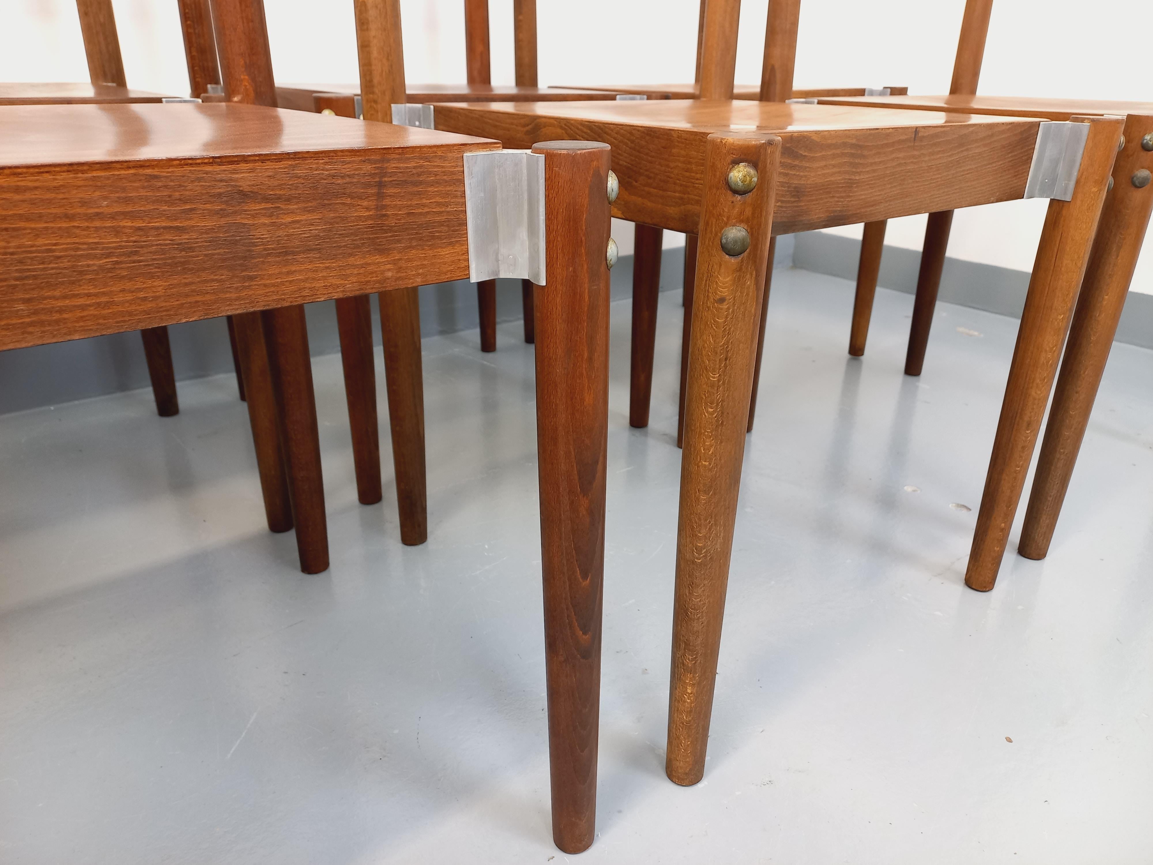 Bois Suite de 8 chaises empilables style scandinaves vintage en bois de hêtre en vente