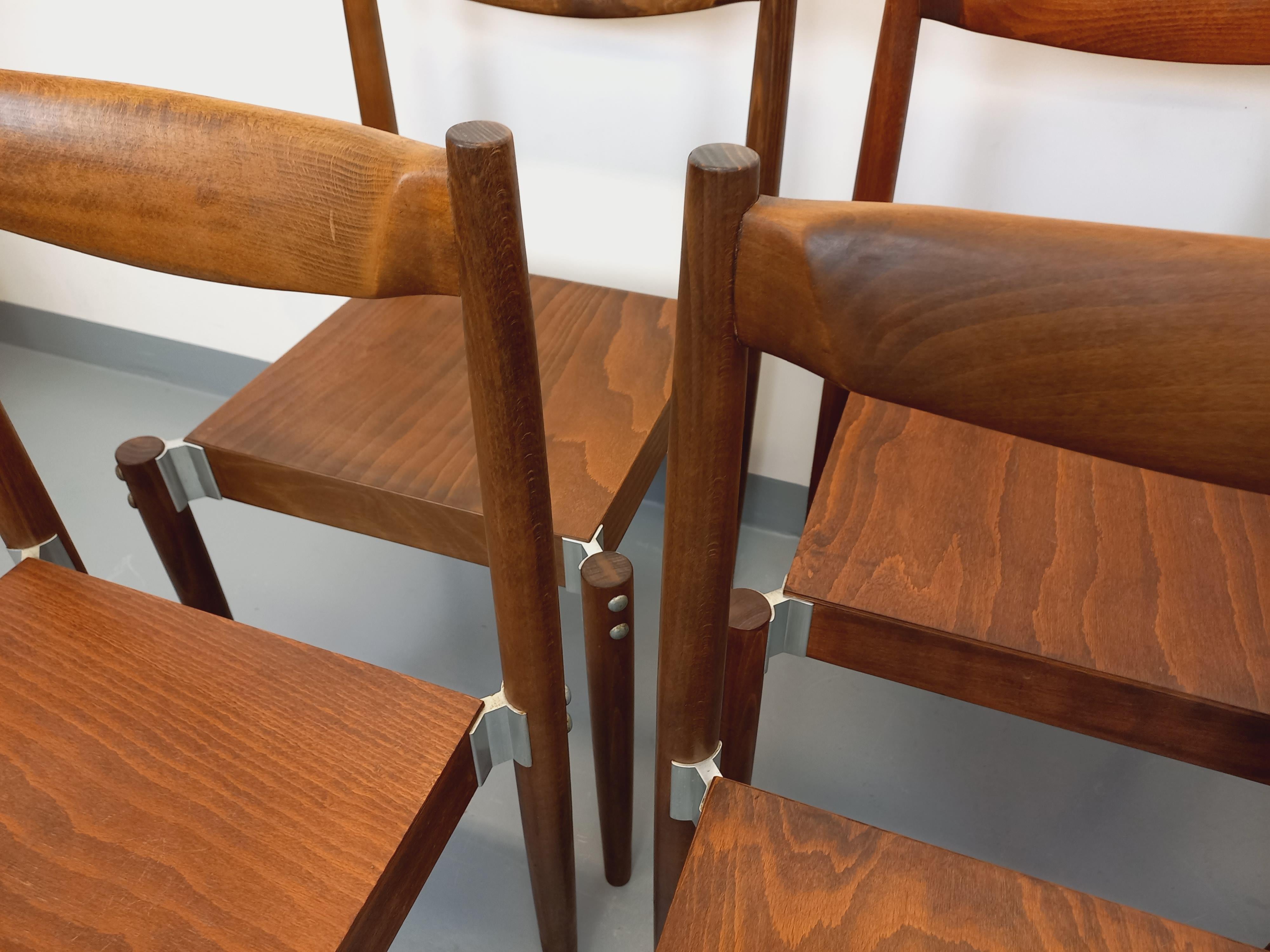Suite de 8 chaises empilables style scandinaves vintage en bois de hêtre en vente 1