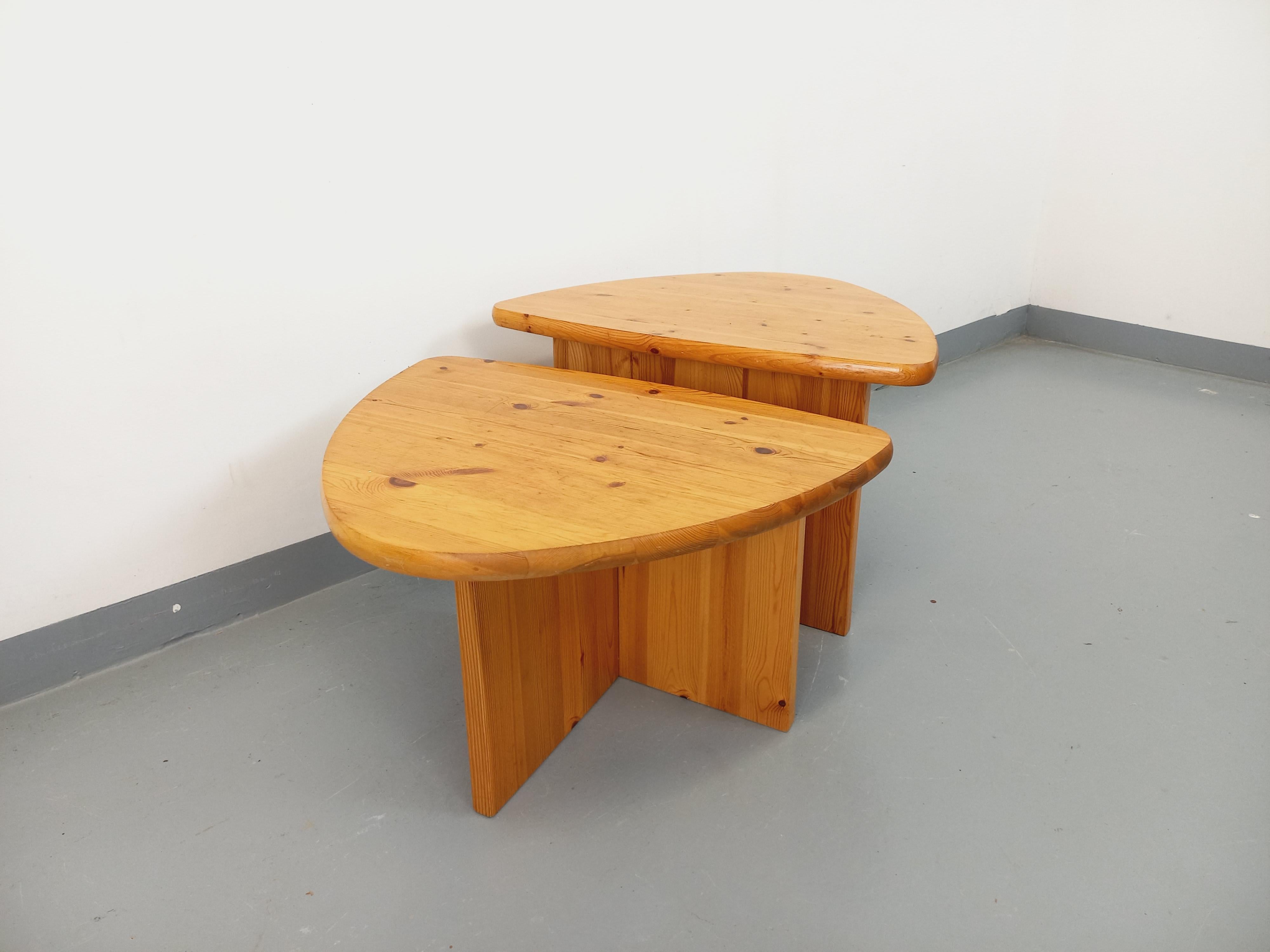 Suite de deux tables basses modernistes vintage en pin des années 70 3