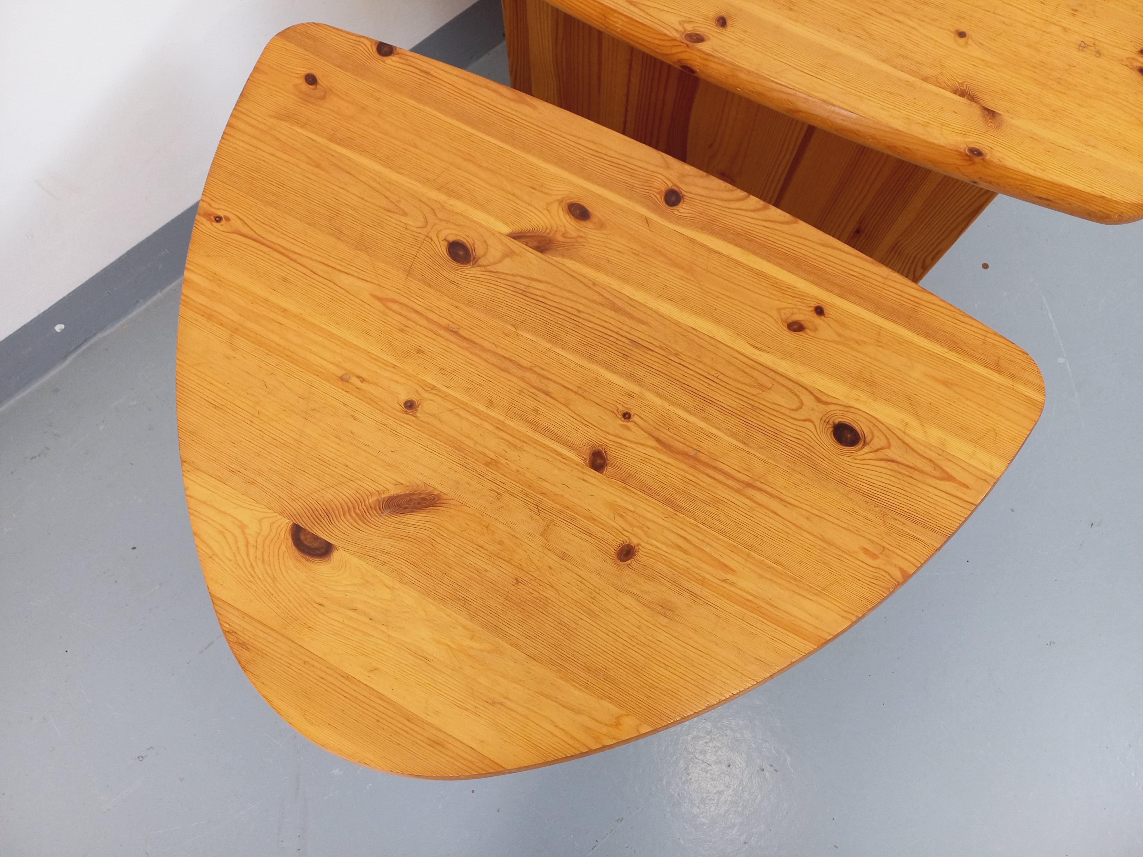 Suite de deux tables basses modernistes vintage en pin des années 70 7