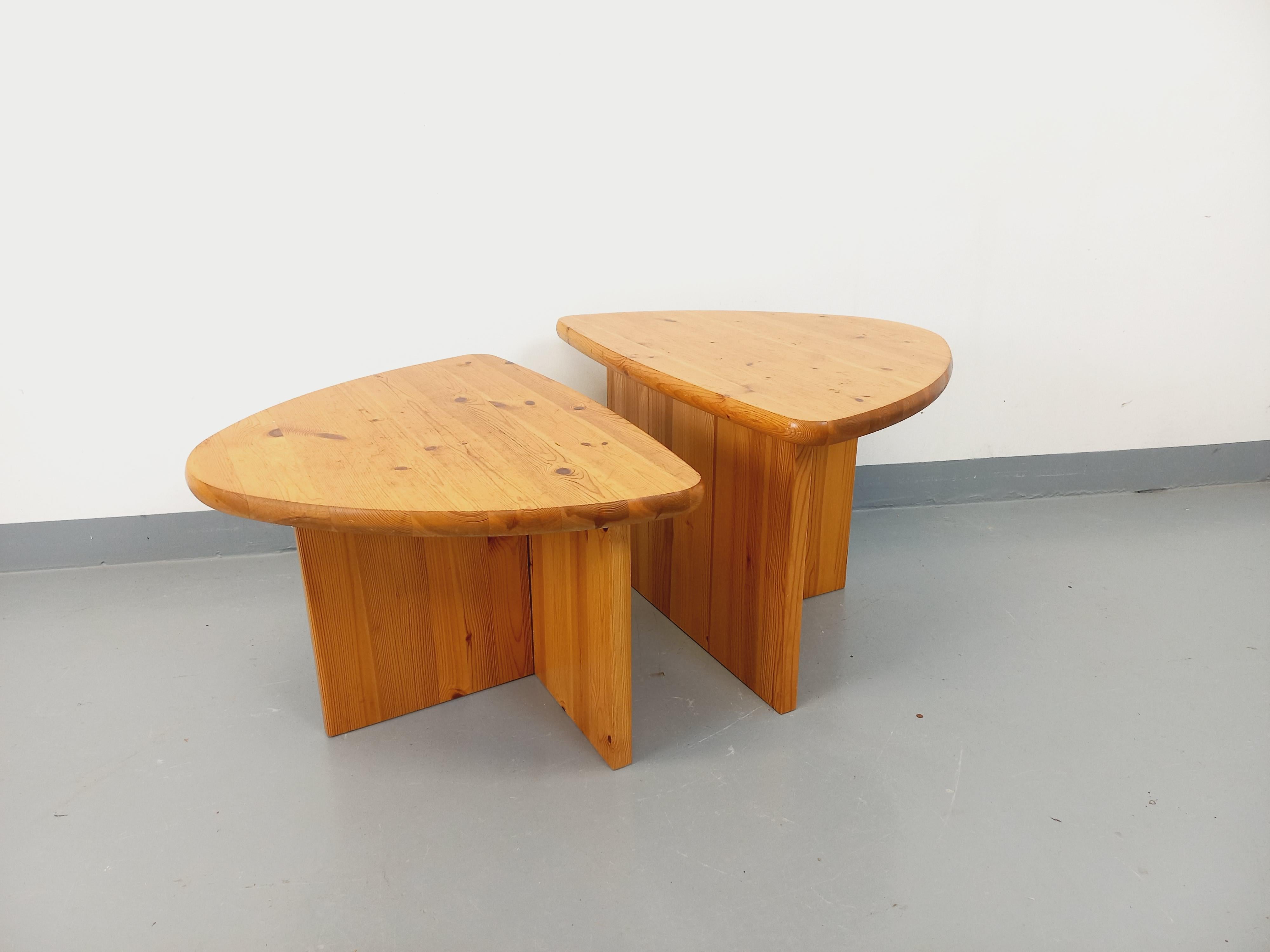 Suite de deux tables basses modernistes vintage en pin des années 70 8