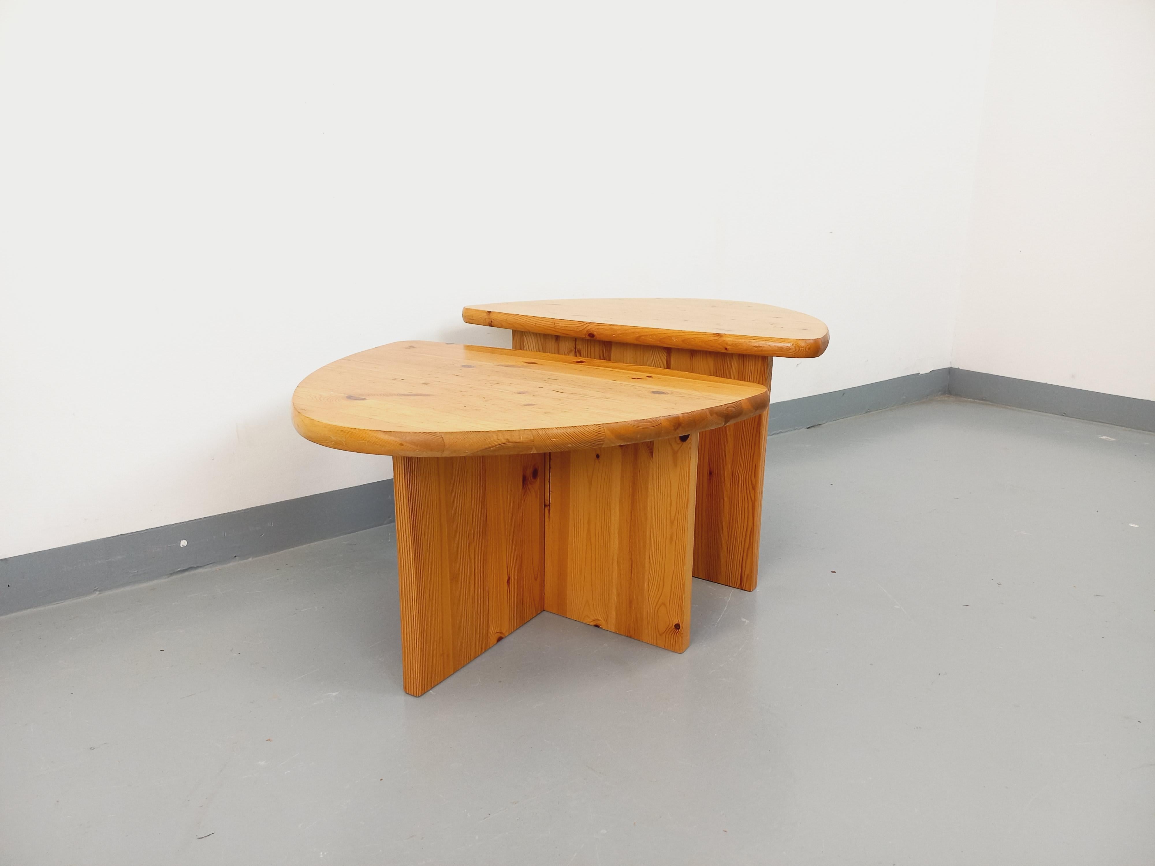 Suite de deux tables basses modernistes vintage en pin des années 70 9