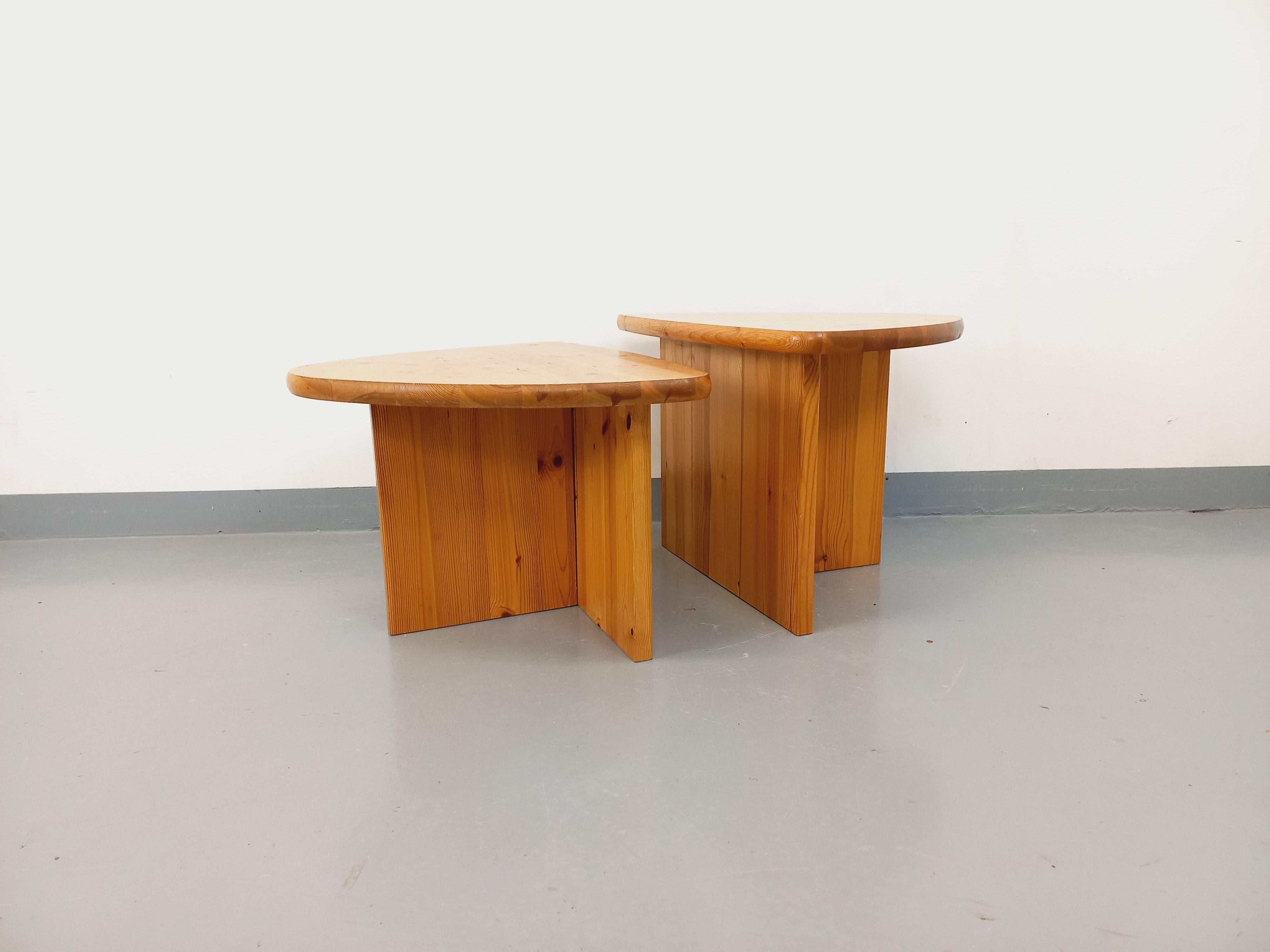 Suite de deux tables basses modernistes vintage en pin des années 70 10
