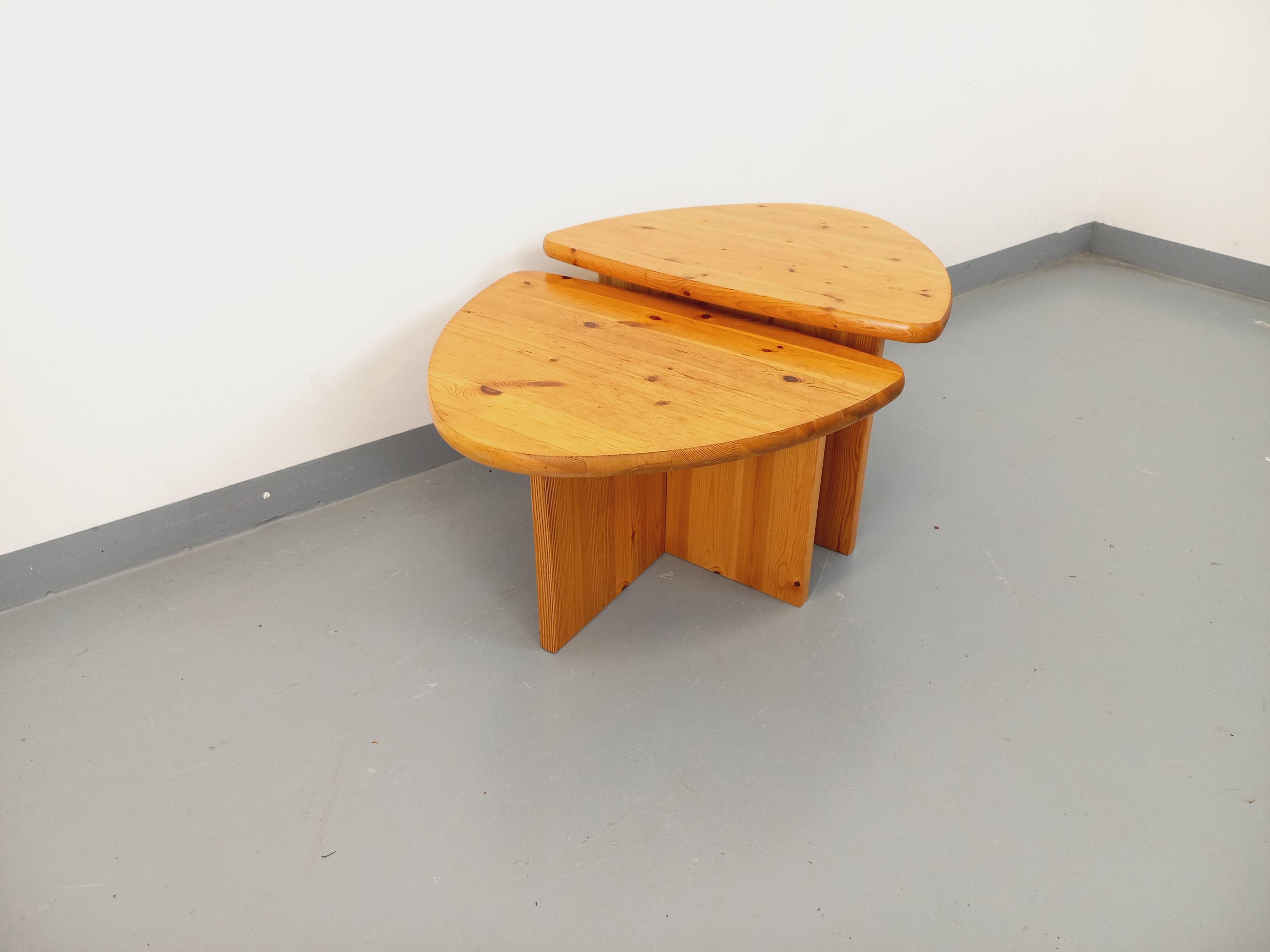Suite de deux tables basses modernistes vintage en pin des années 70 11