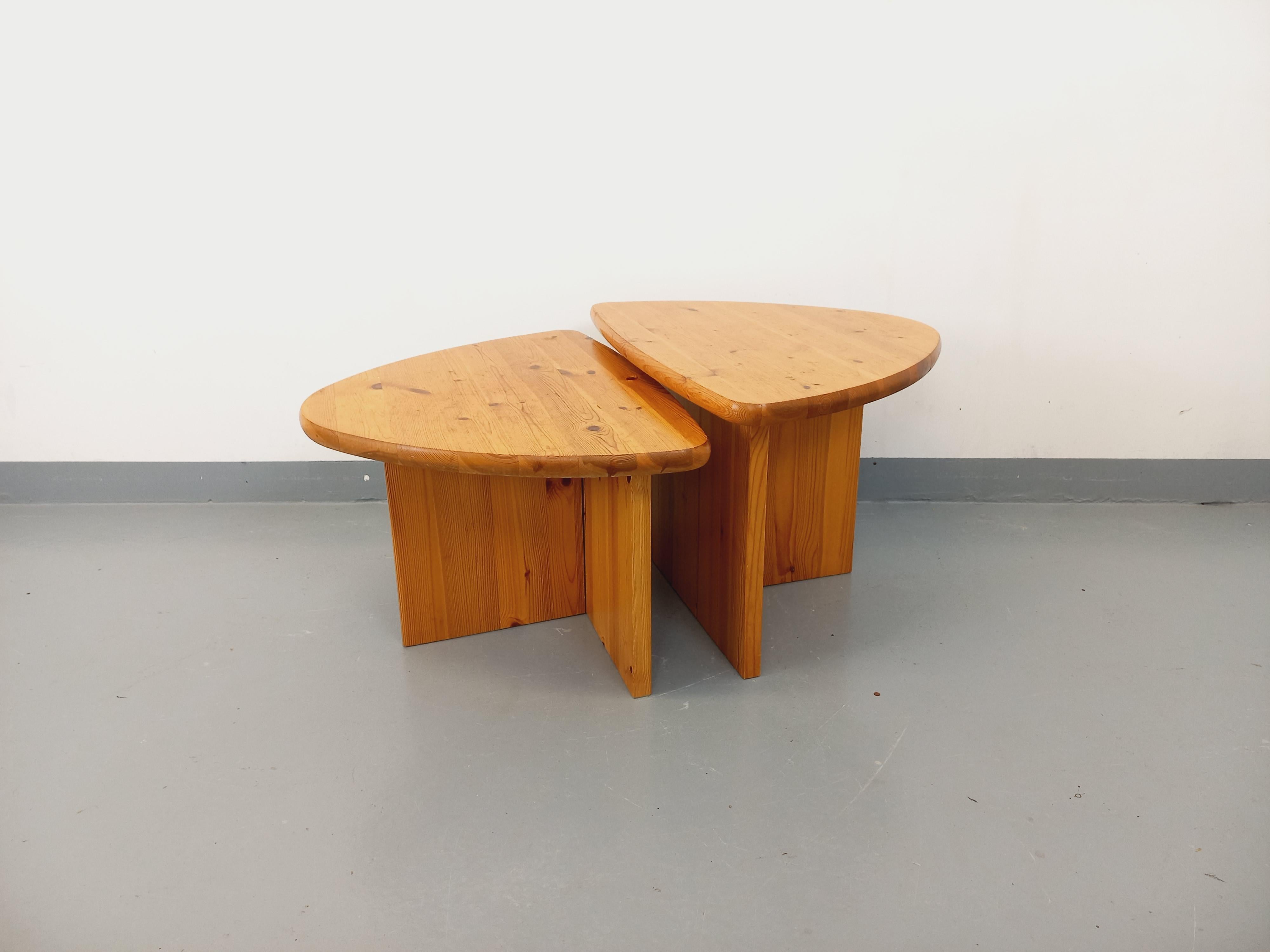Suite de deux tables basses modernistes vintage en pin des années 70 12