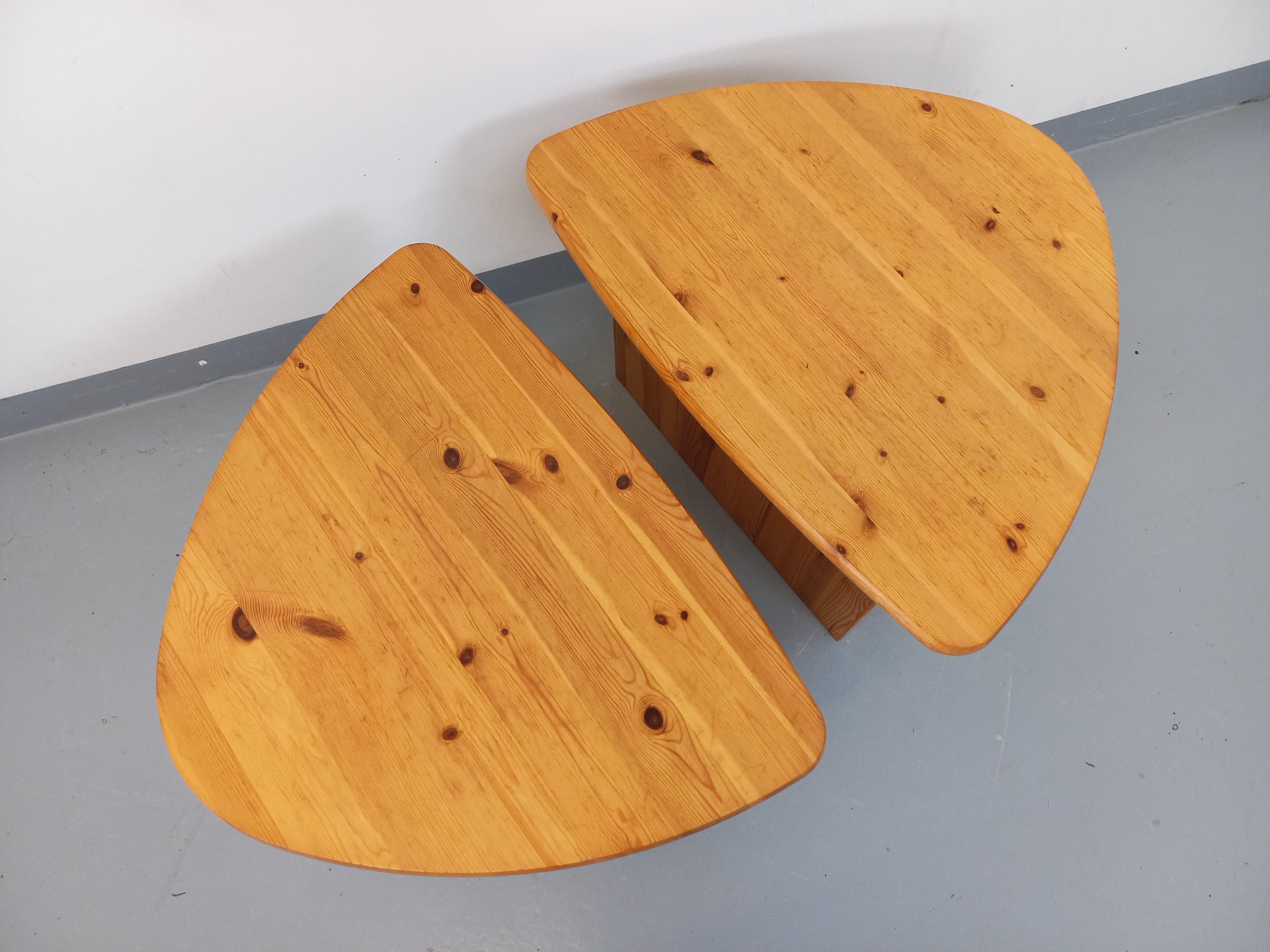 Duo de tables basses modernistes vintage des années 70, en pin, dans le goût de Rainer Daumiller, forme des plateaux atypique en triangles arrondis, effet tables gigognes avec 2 hauteurs différentes, pieds à 3 pans, bon état général avec des signes