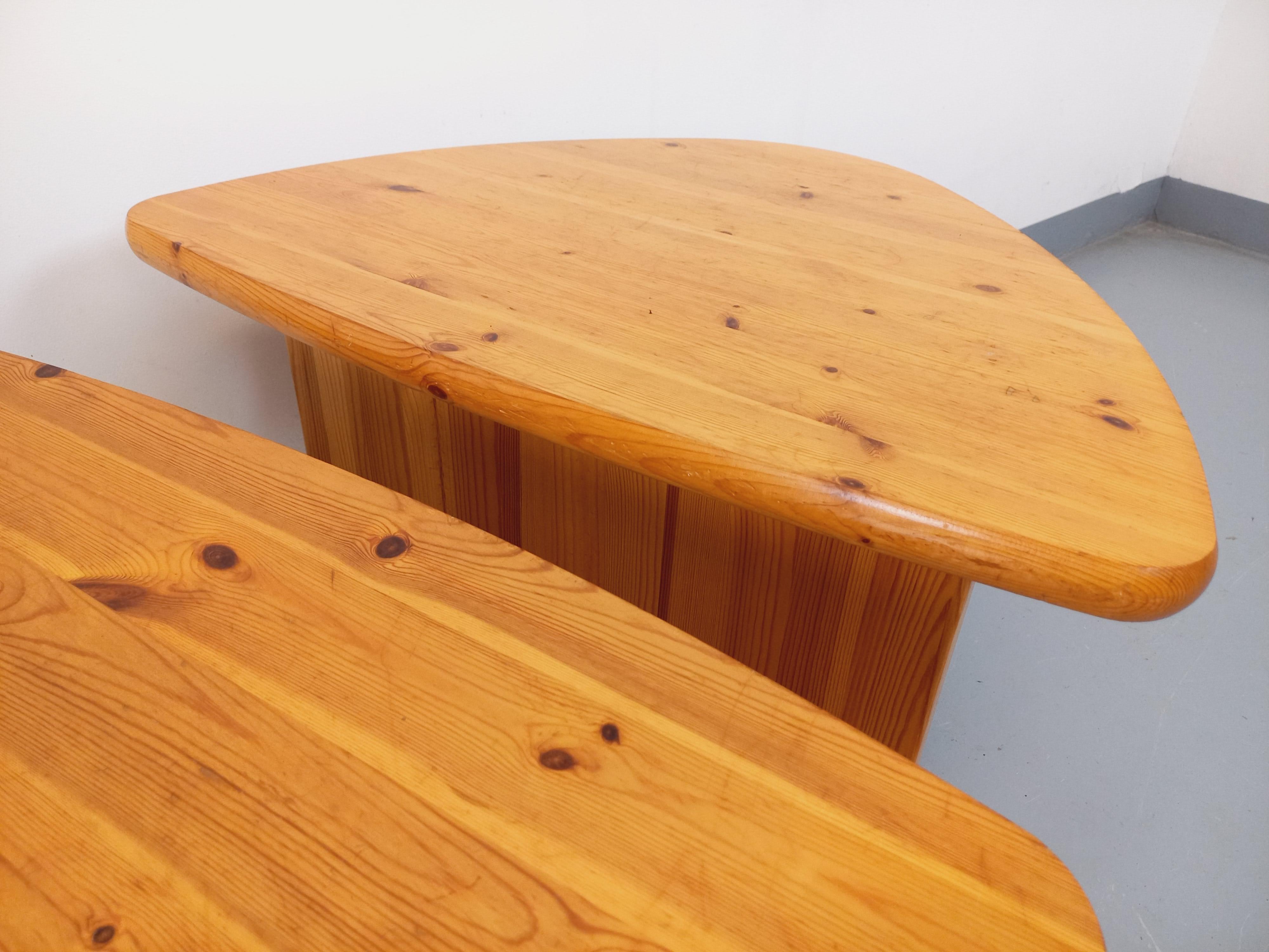 Suite de deux tables basses modernistes vintage en pin des années 70 13