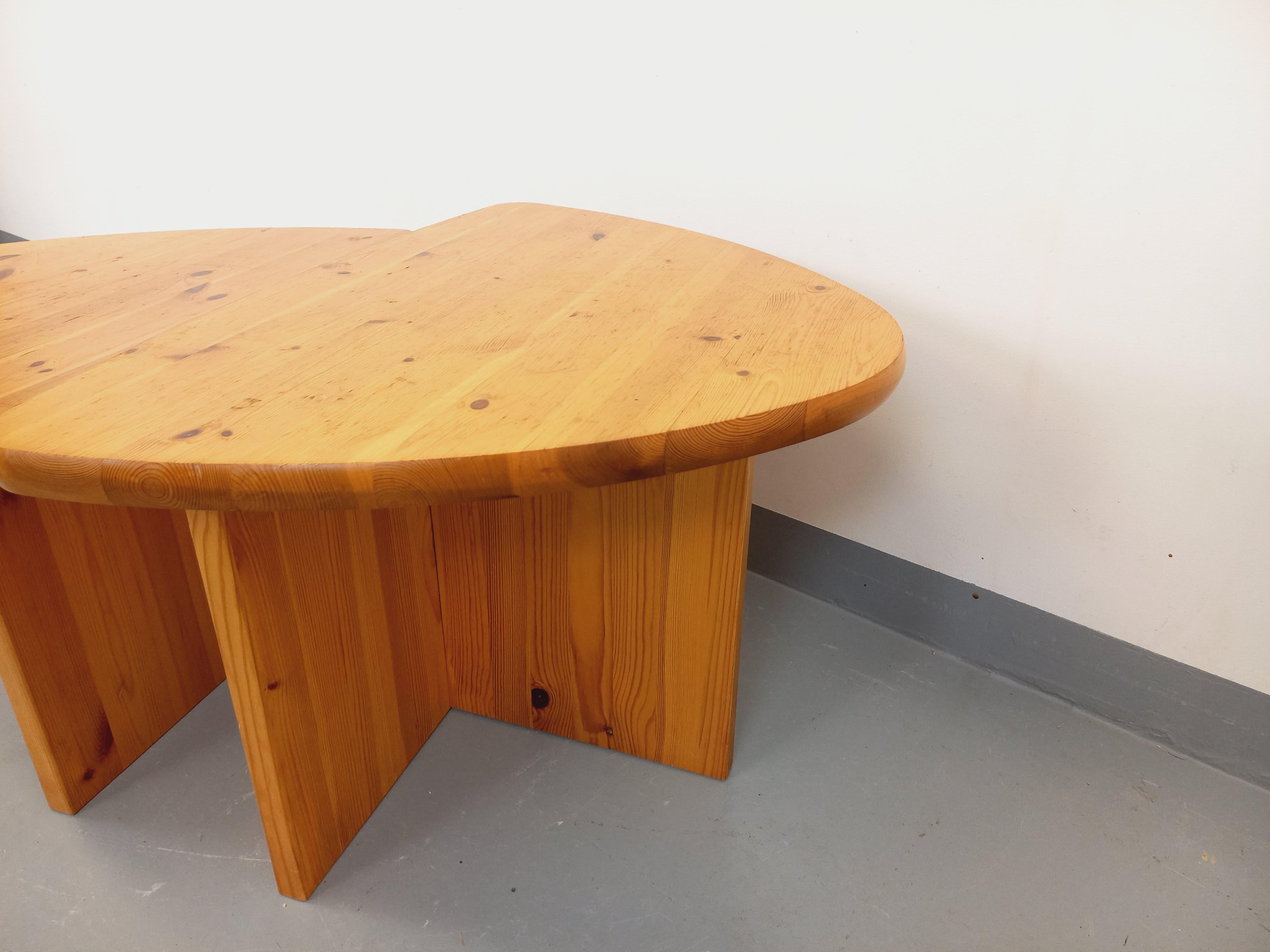 Suite de deux tables basses modernistes vintage en pin des années 70 In Good Condition In BESANÇON, FR