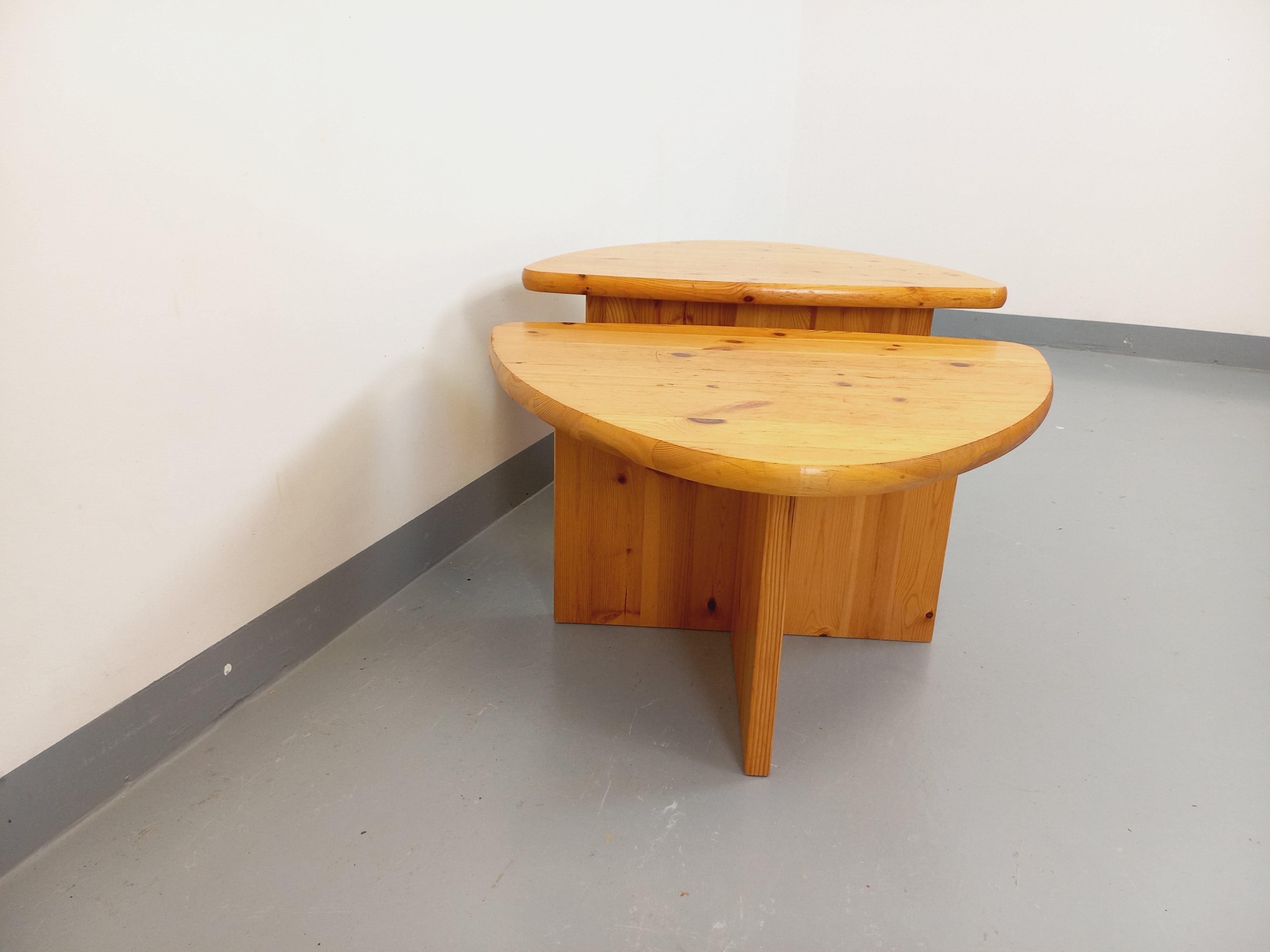 Late 20th Century Suite de deux tables basses modernistes vintage en pin des années 70