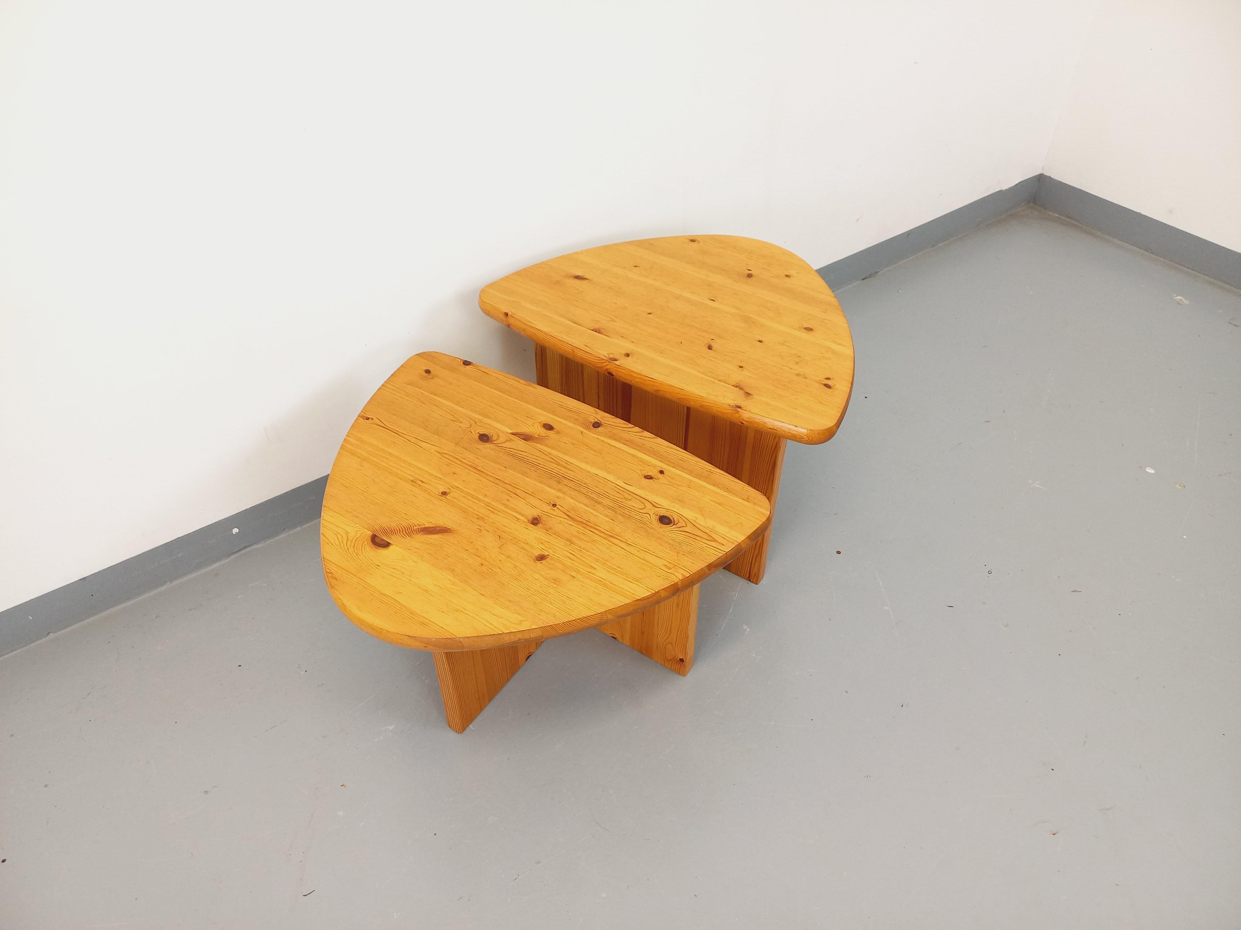 Pine Suite de deux tables basses modernistes vintage en pin des années 70