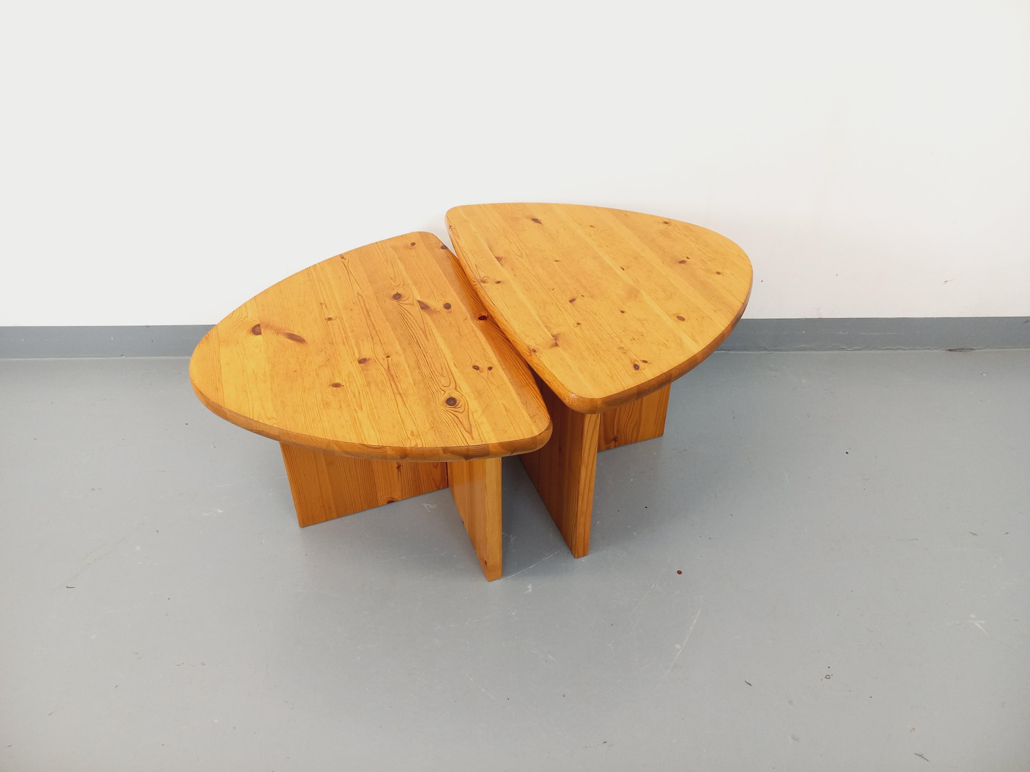 Suite de deux tables basses modernistes vintage en pin des années 70 1