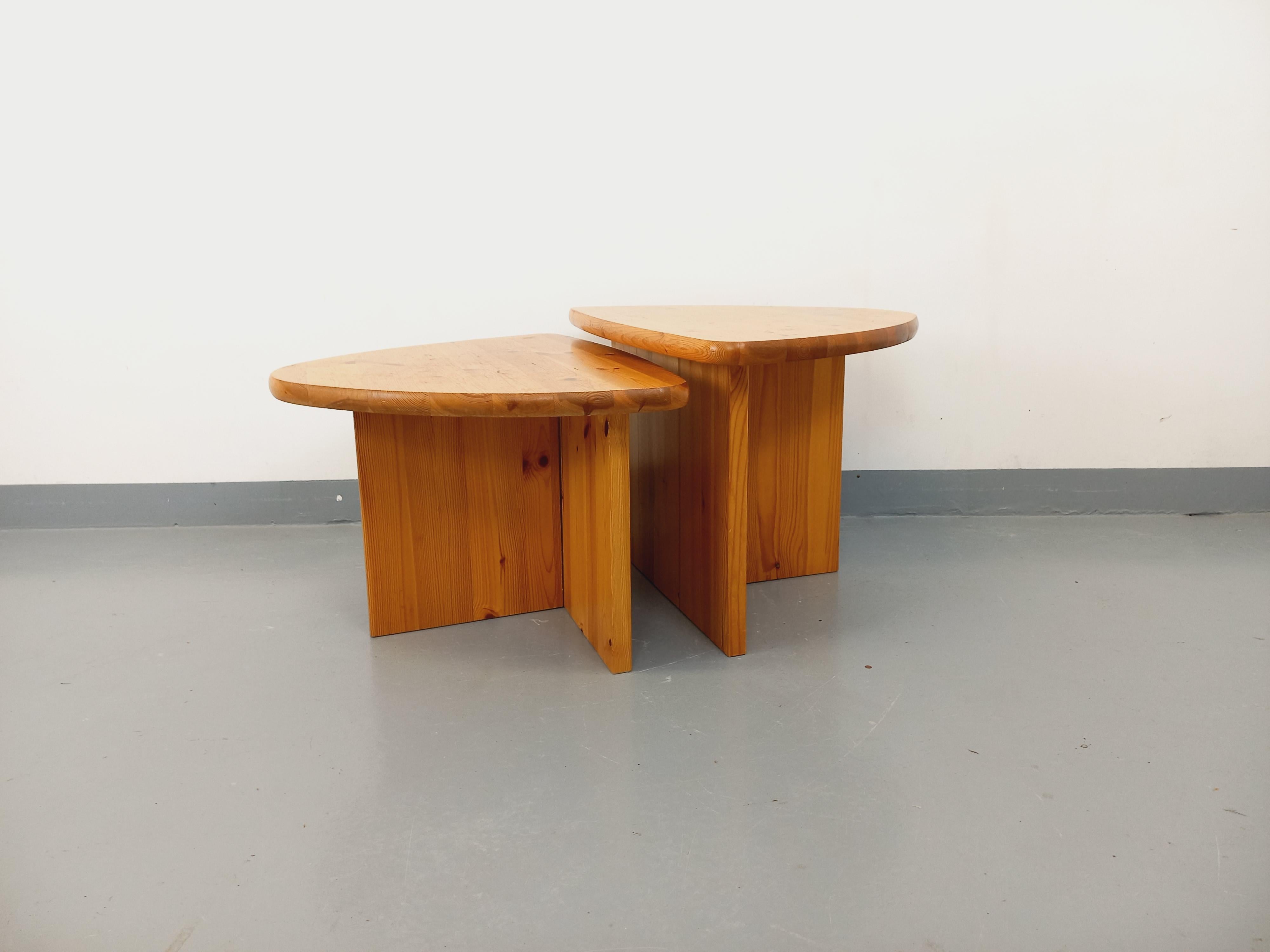 Suite de deux tables basses modernistes vintage en pin des années 70 2